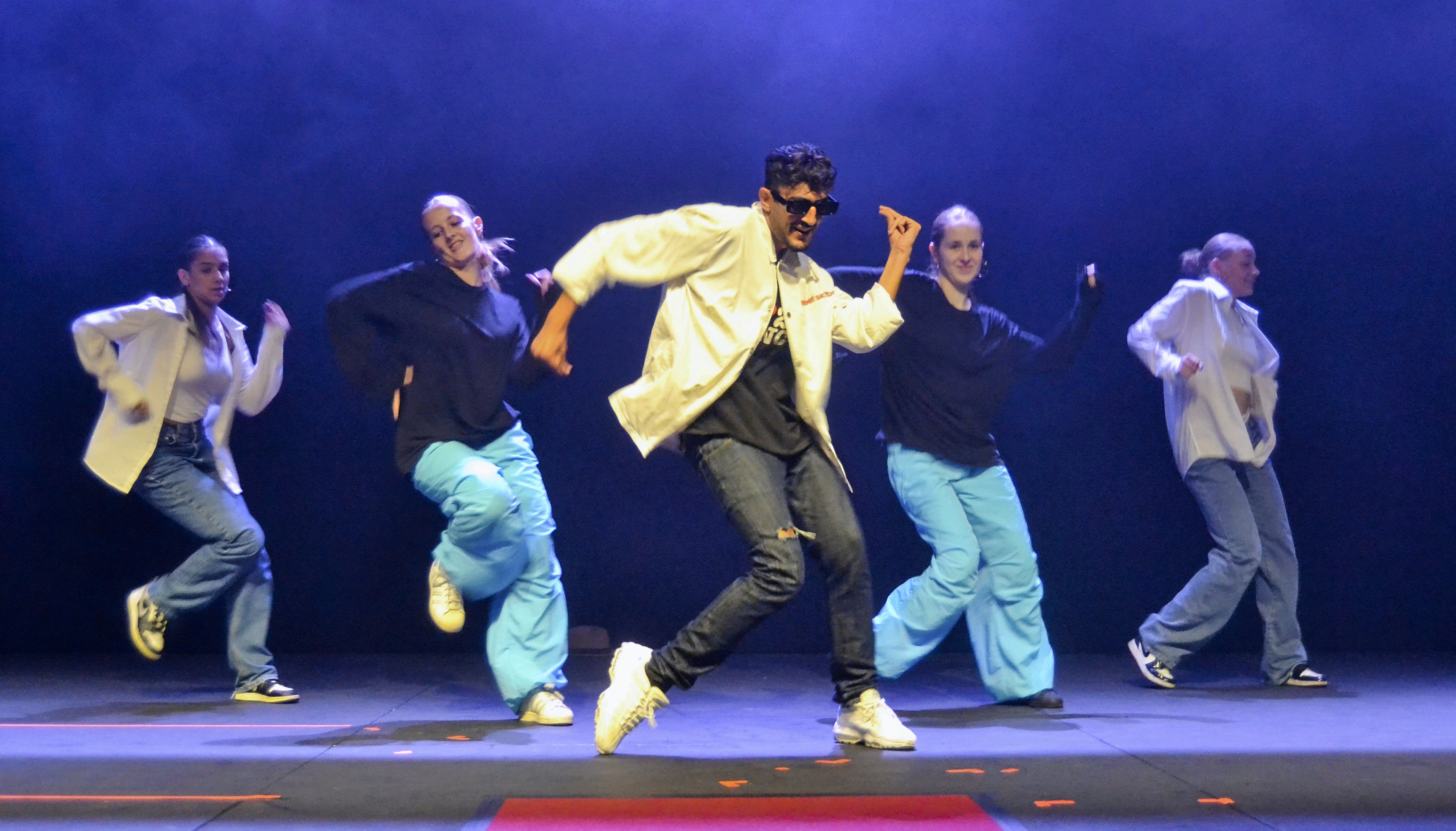 Der var skruet op for de underholdende elementer, da Rødovre Kommune fejrede byens mestre lørdag aften. På billedet giver Love2Dance prøver på deres kunnen
