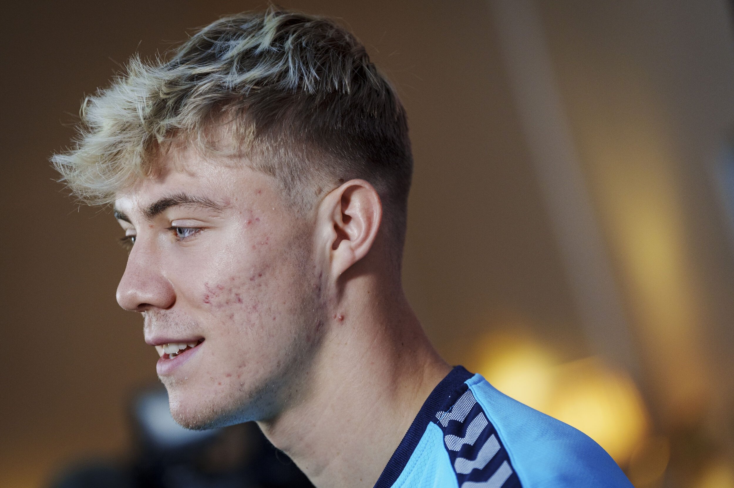 Rasmus Højlund mærker et højere niveau i Manchester United, men han føler, at han sagtens kan følge med.