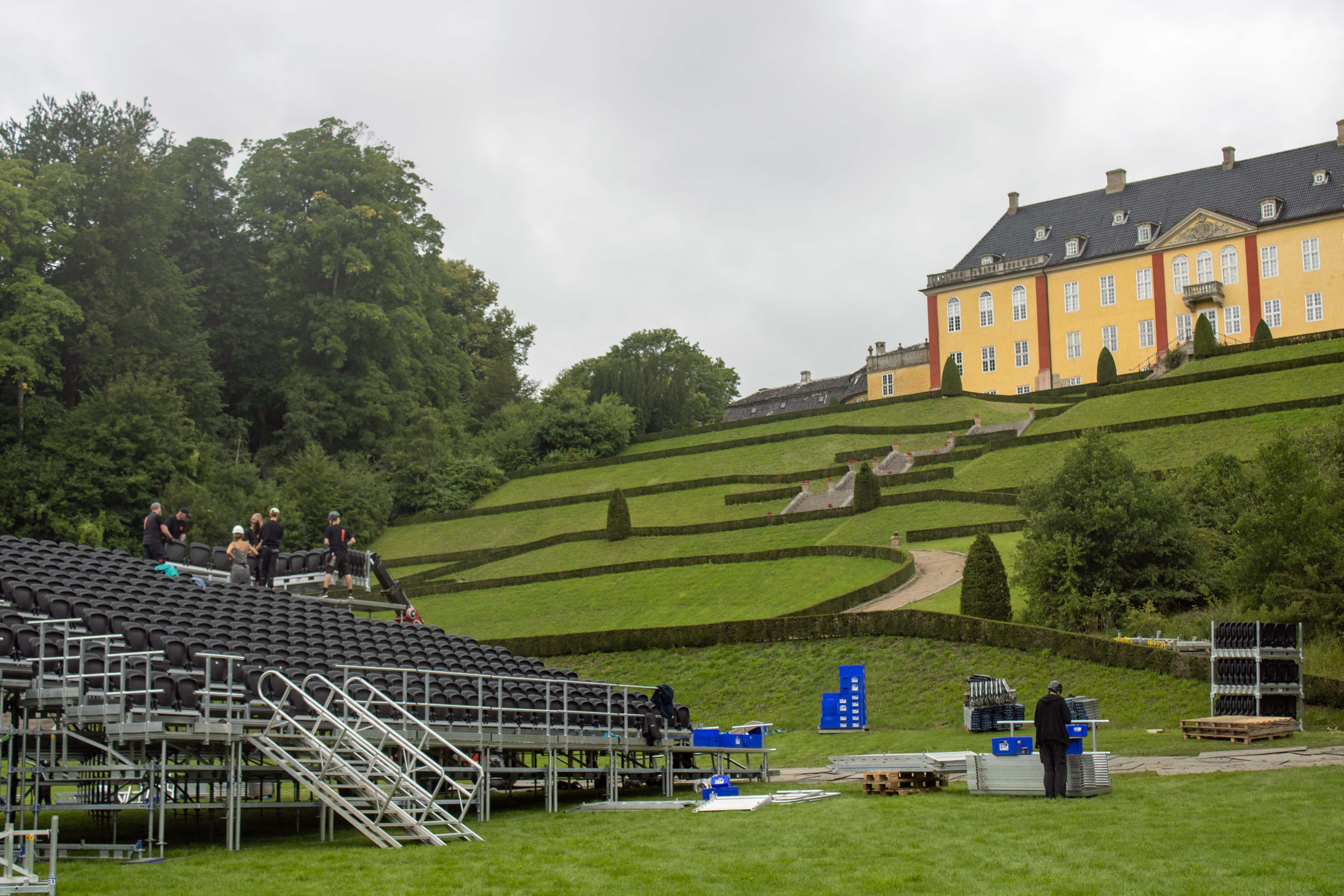 Som tilskuer til en af de kommende fem forestillinger skal man ikke forvente, at man får scenens fulde størrelse at se - tæt ved 40 procent af den kommer nemlig til at bestå af kulisser og teknik, fortæller Bo Teichert.