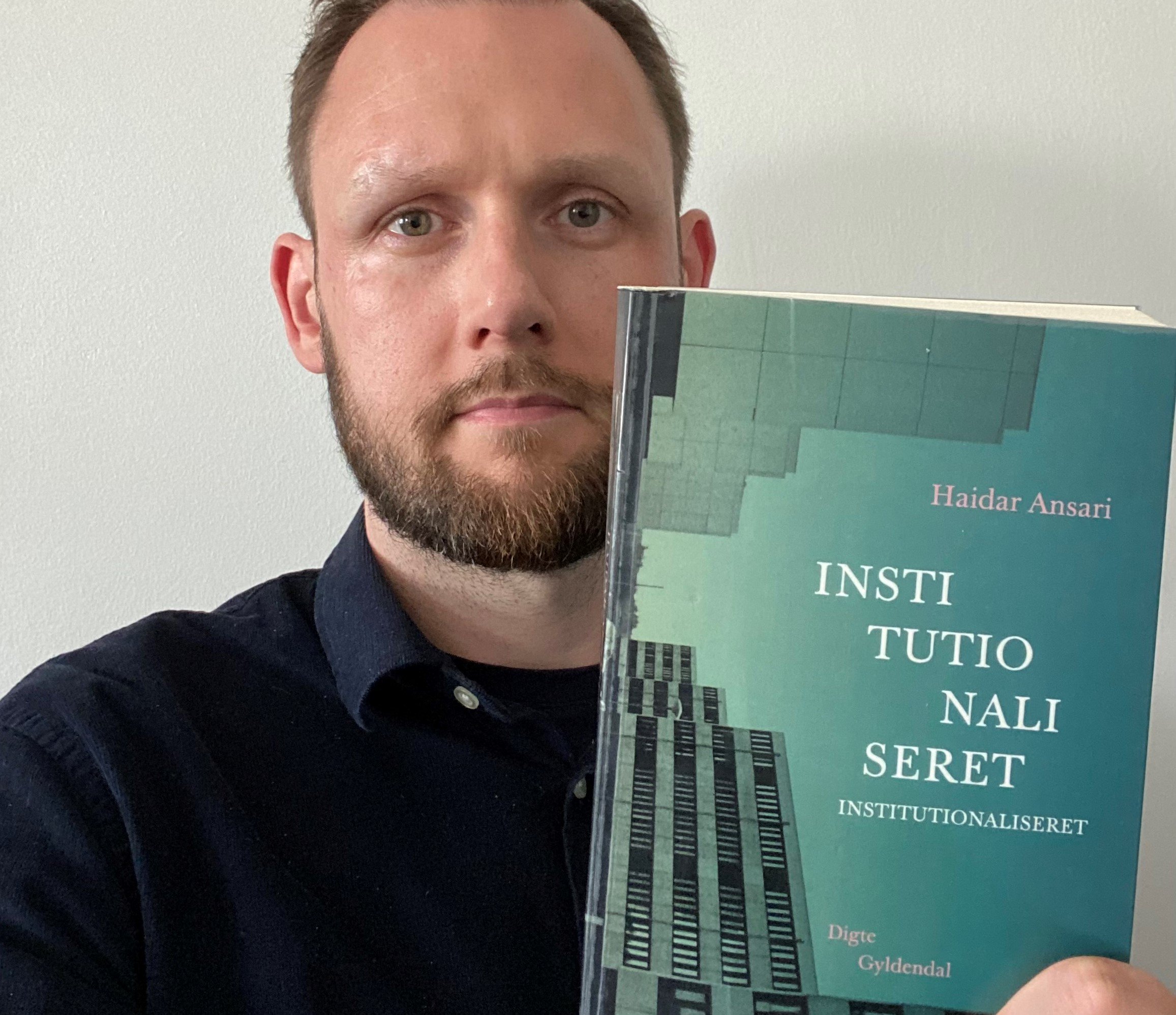 Bibliotekar Jonas Theis Petersen anbefaler en digtsamling, der følger jeget fra børnehavetiden og frem til en dom for forsøg på manddrab.