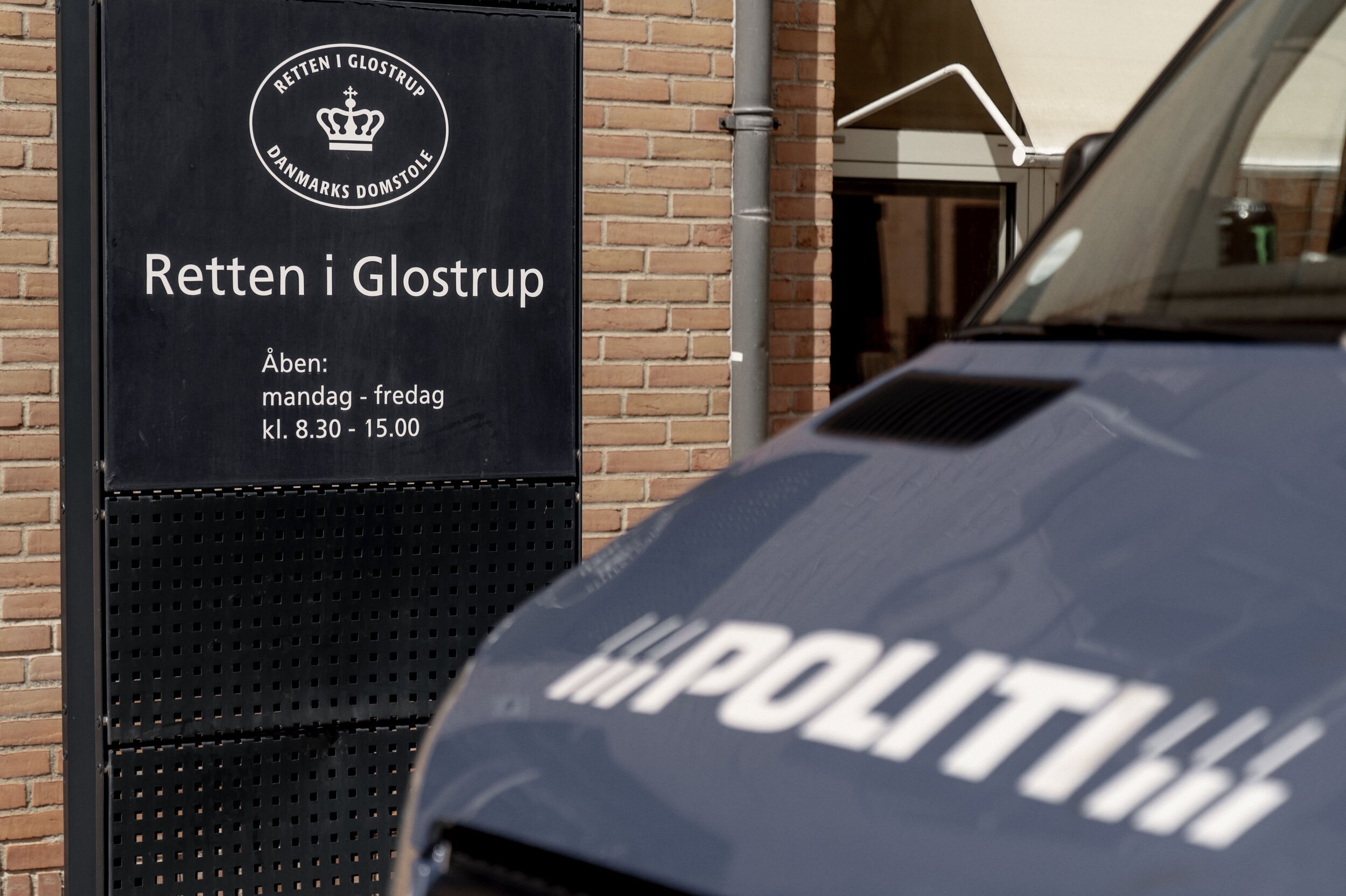 Tre er tiltalt for at sætte ild til frisørsalon og dermed for at udsætte beboere for overhængende livsfare.