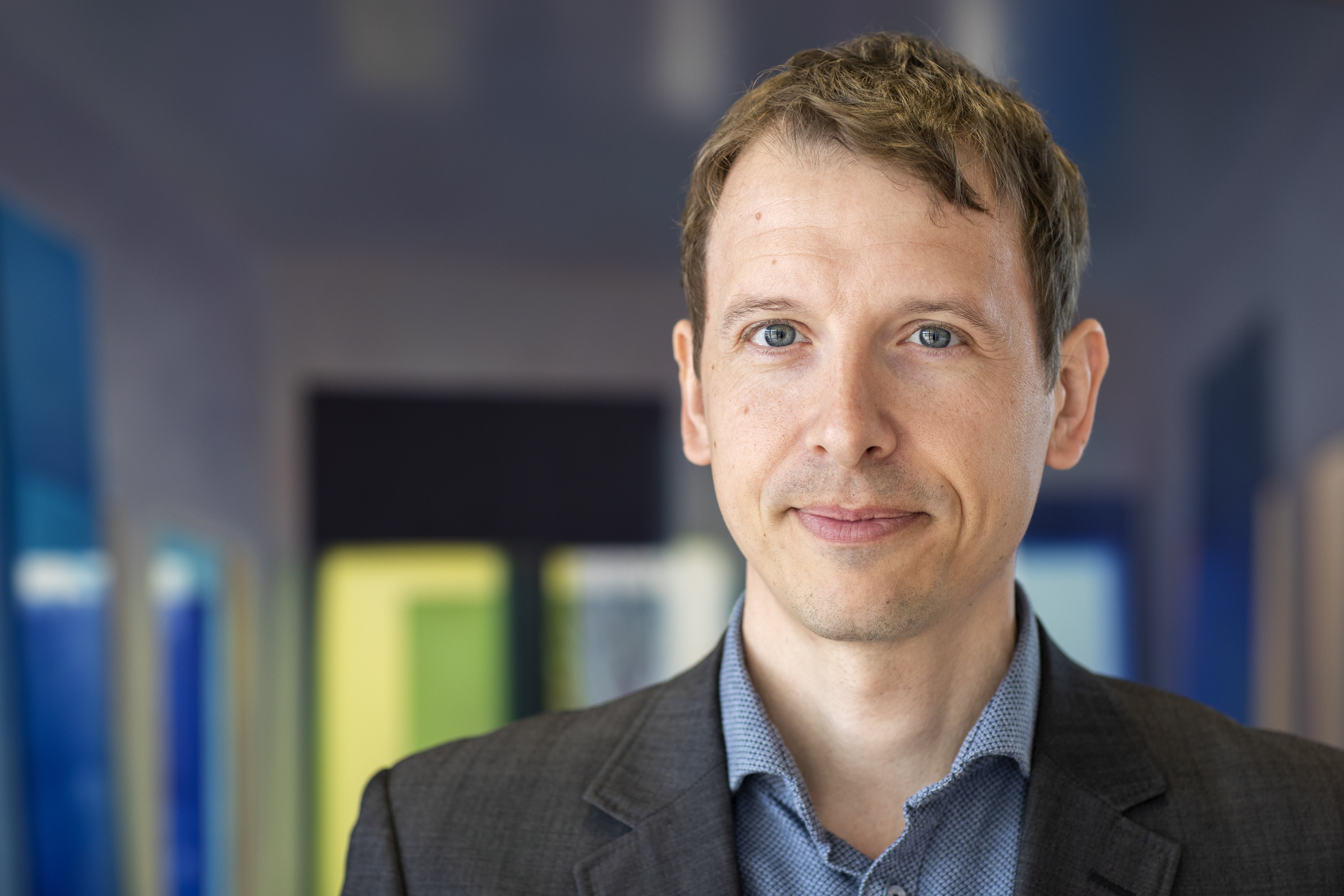 Michael Bang Petersen, professor ved Institut for Statskundskab på Aarhus Universitet, mener, at når så mange kommunaldirektører oplever, at forkerte oplysninger udfordrer dialogen, så kan det hænge sammen med presset på de lokale medier og den stigende betydning af sociale platforme.