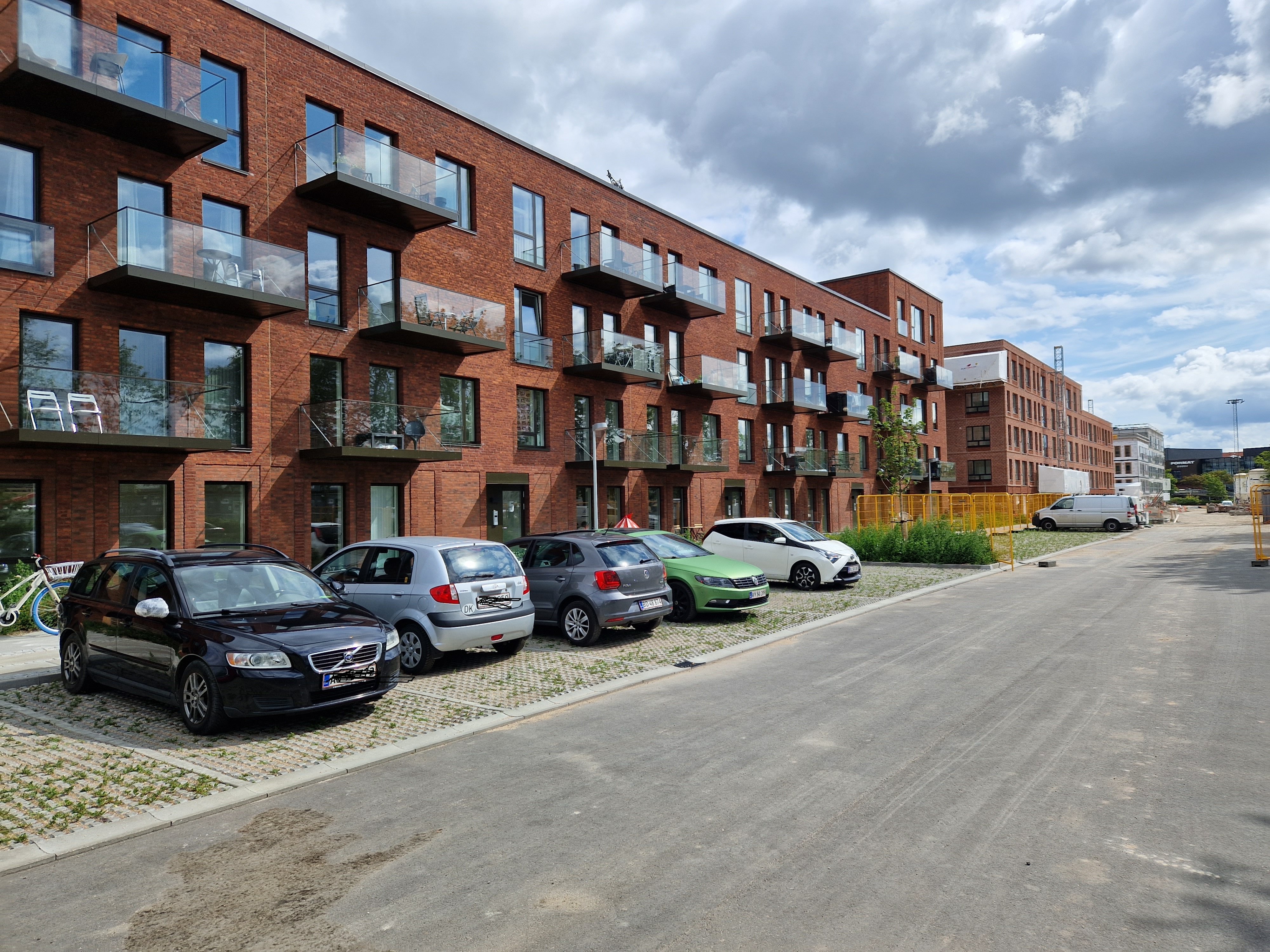 Bygningen er godt nok stadig rød, men nu er der boliger på området, hvor Kasperskolen for få år siden lagde rum til først undervisning og senest tidens store begivenhed - et prik i armen.
