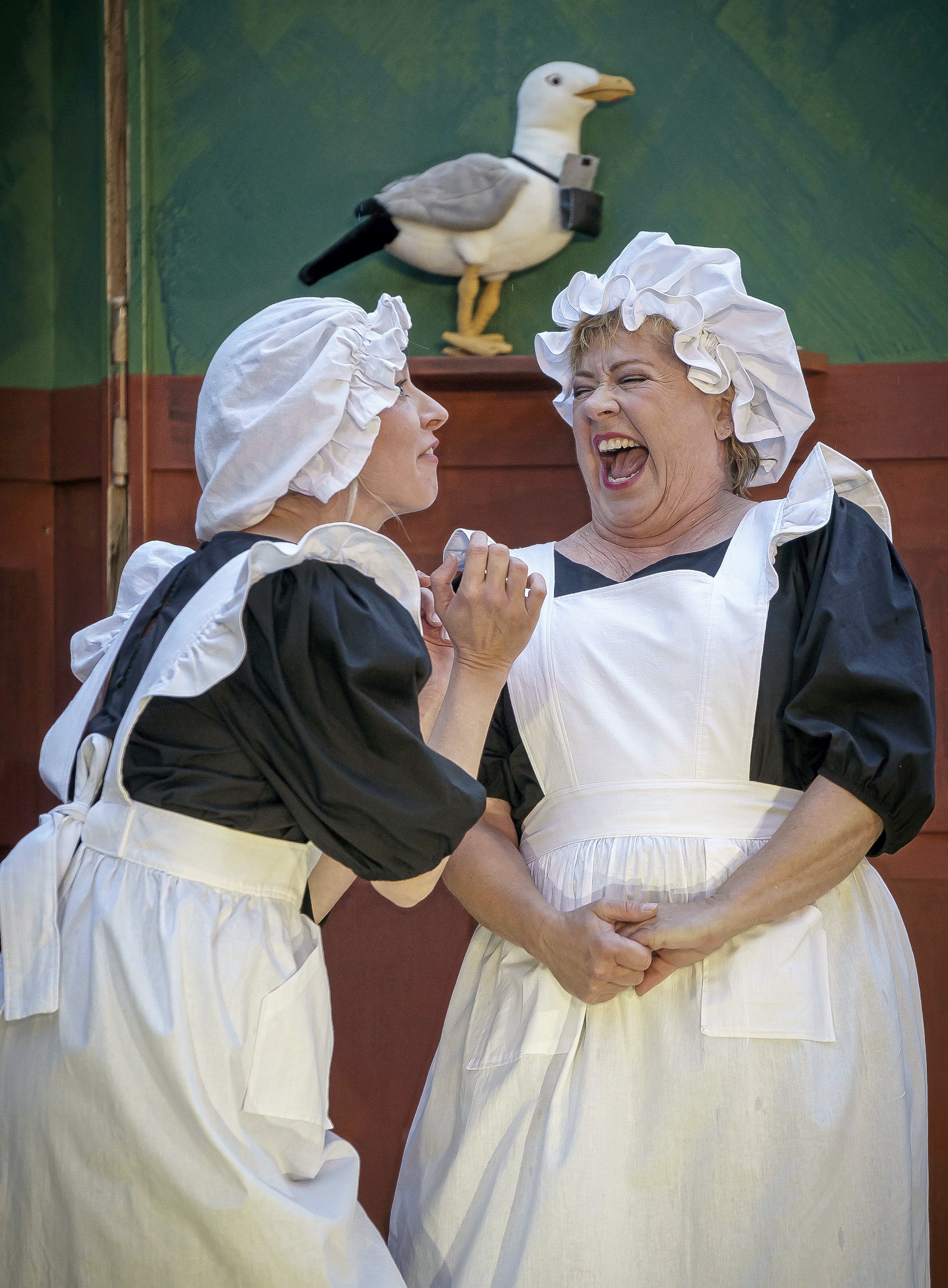 Maria la Cour (til venstre) og Pernille Schrøder som stuepigerne fra Orø sammen med datidens SMS-bud. Foto: Mie Neel