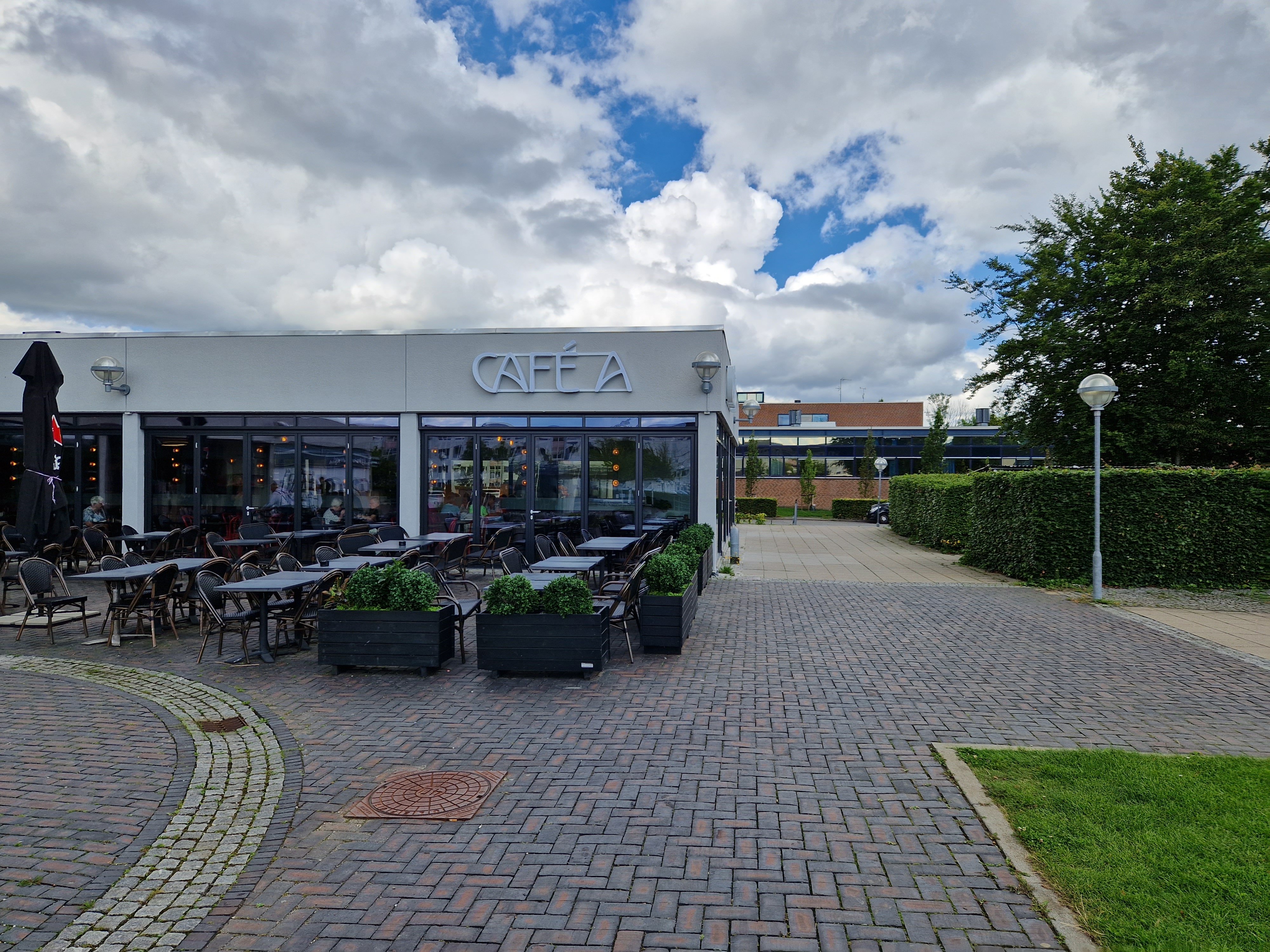 Der er ikke umiddelbart nogle planer om at lukke den i øvrigt nyåbnede Cafe A i Hedegårdscentret.