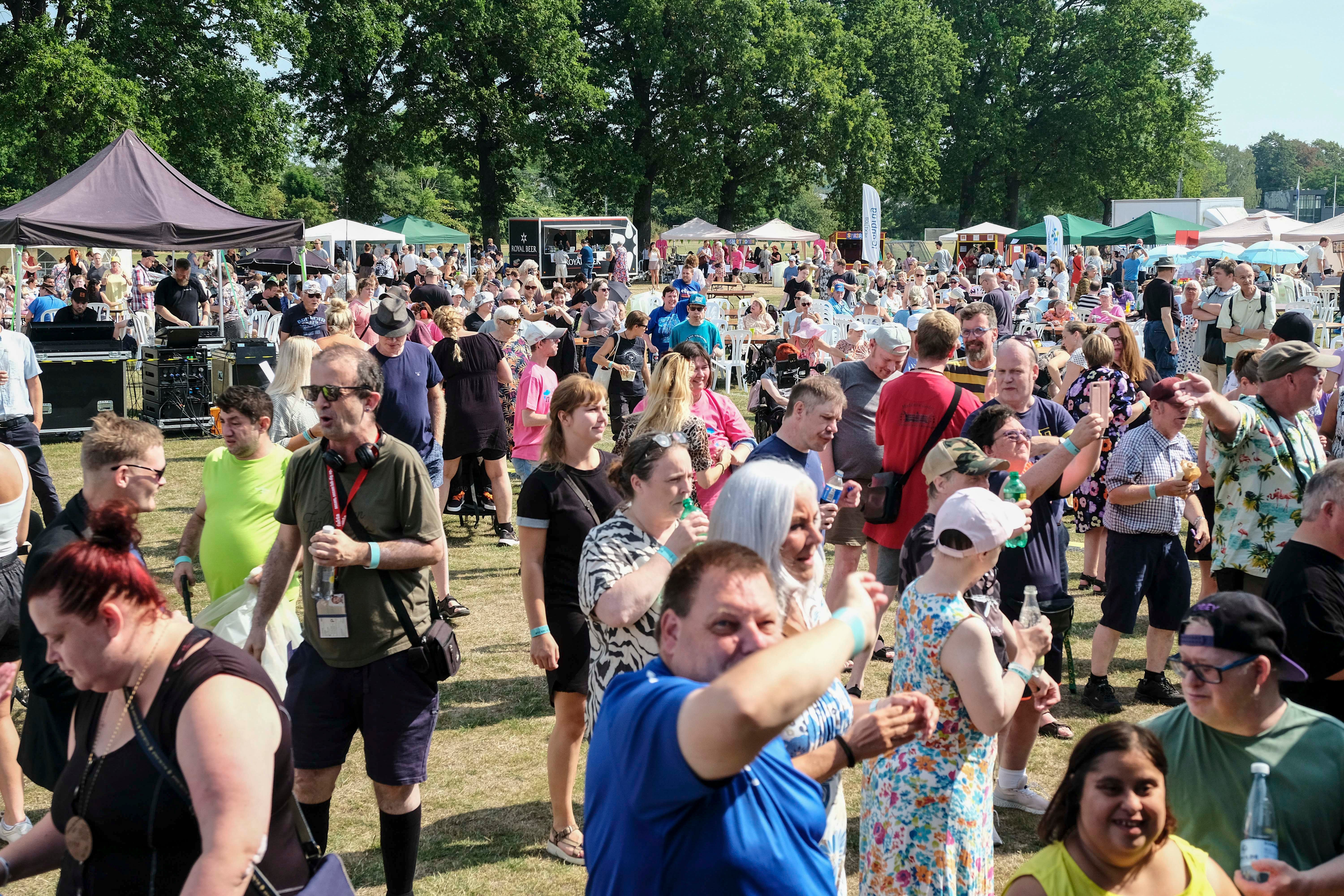 Onsdag 16. august fylder Kultur der Dur-festivalen igen Gentofte Sportsplads med glade mennesker, boder og musik. Pressefoto: Maria Juul