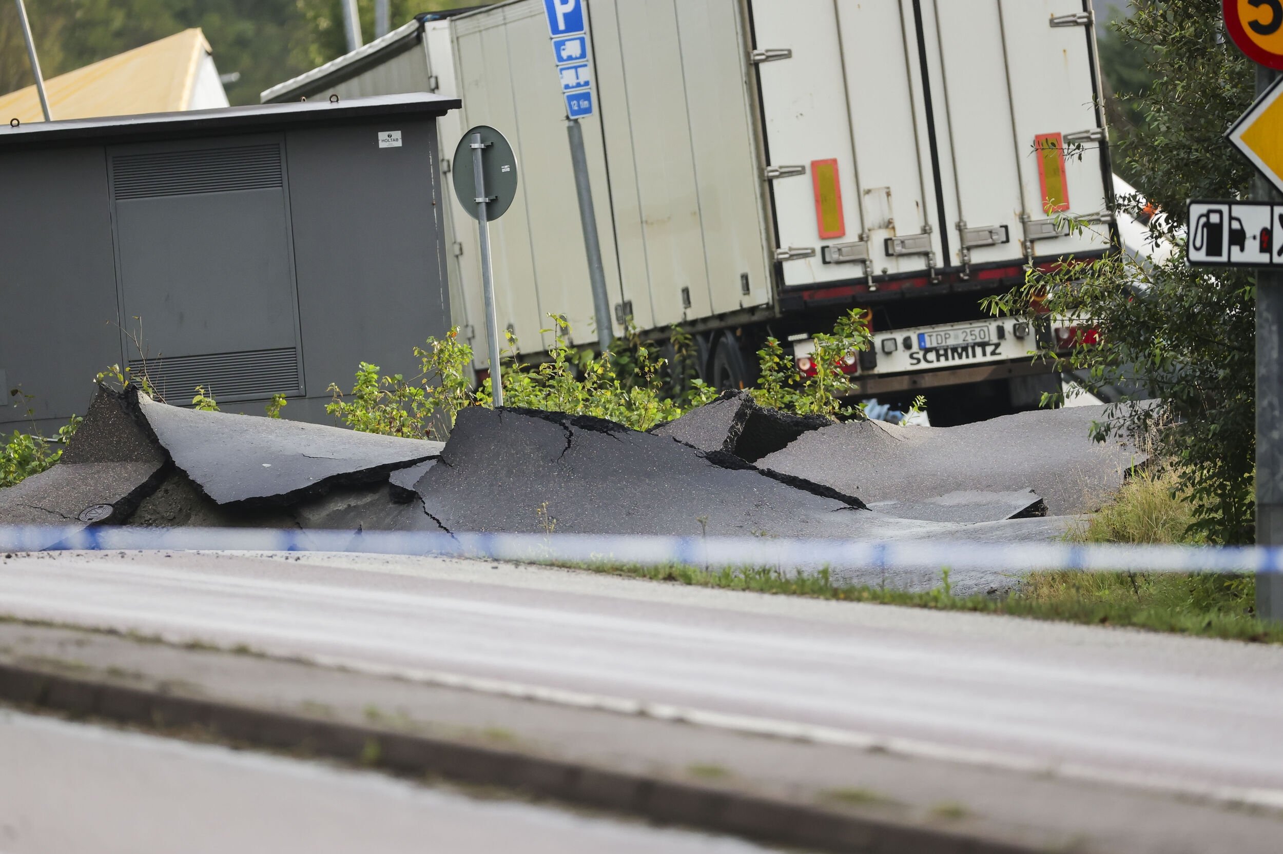 Lastbilchauffør i Sverige lagde slet ikke mærke til jordfaldshullet omkring ham, før han vågnede dagen efter.