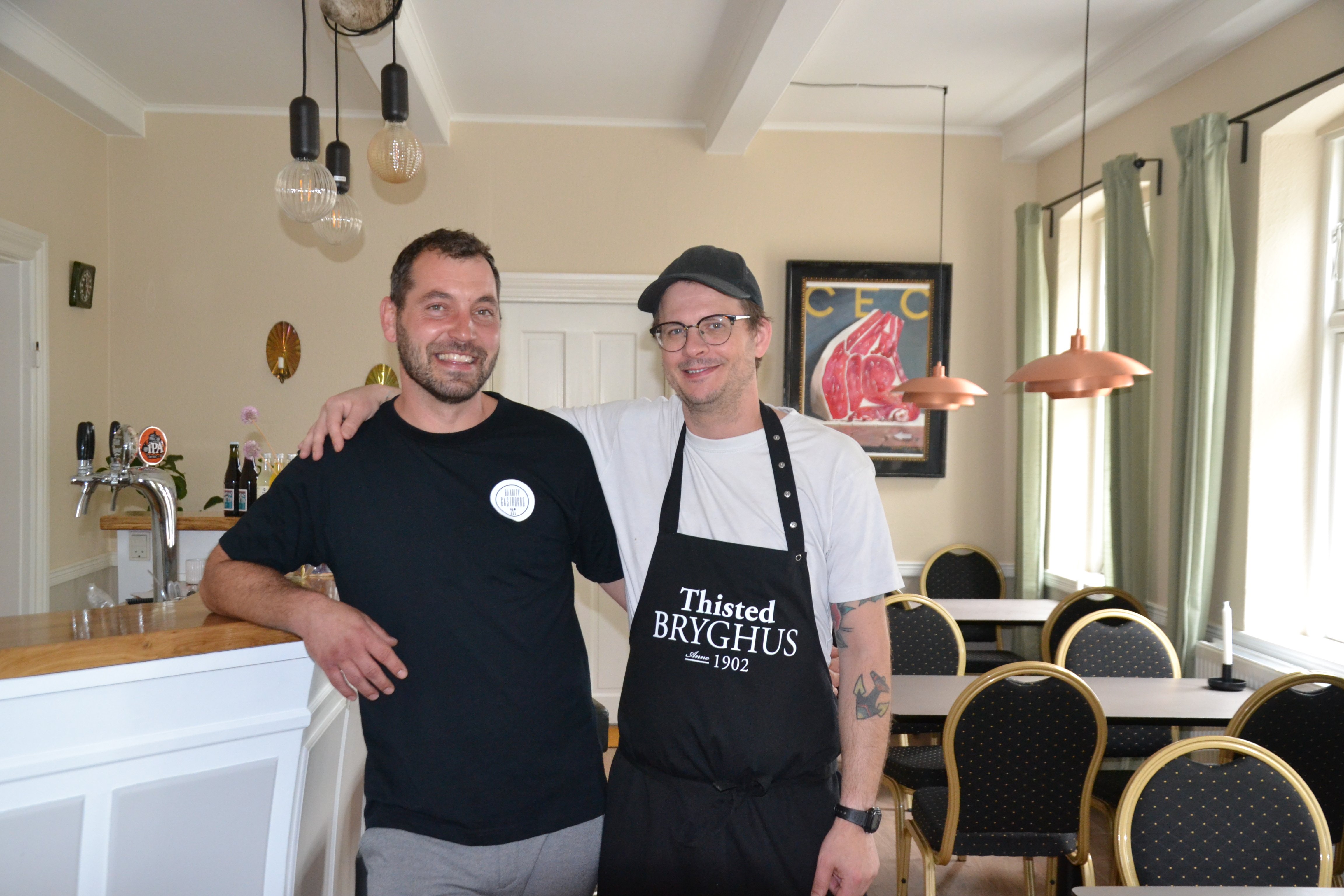 Jesper Creutzberg og Nicolai Egense er barndomsvenner og det nye værtspar i Hårlev Kro. (Foto: Klaus Slavensky)