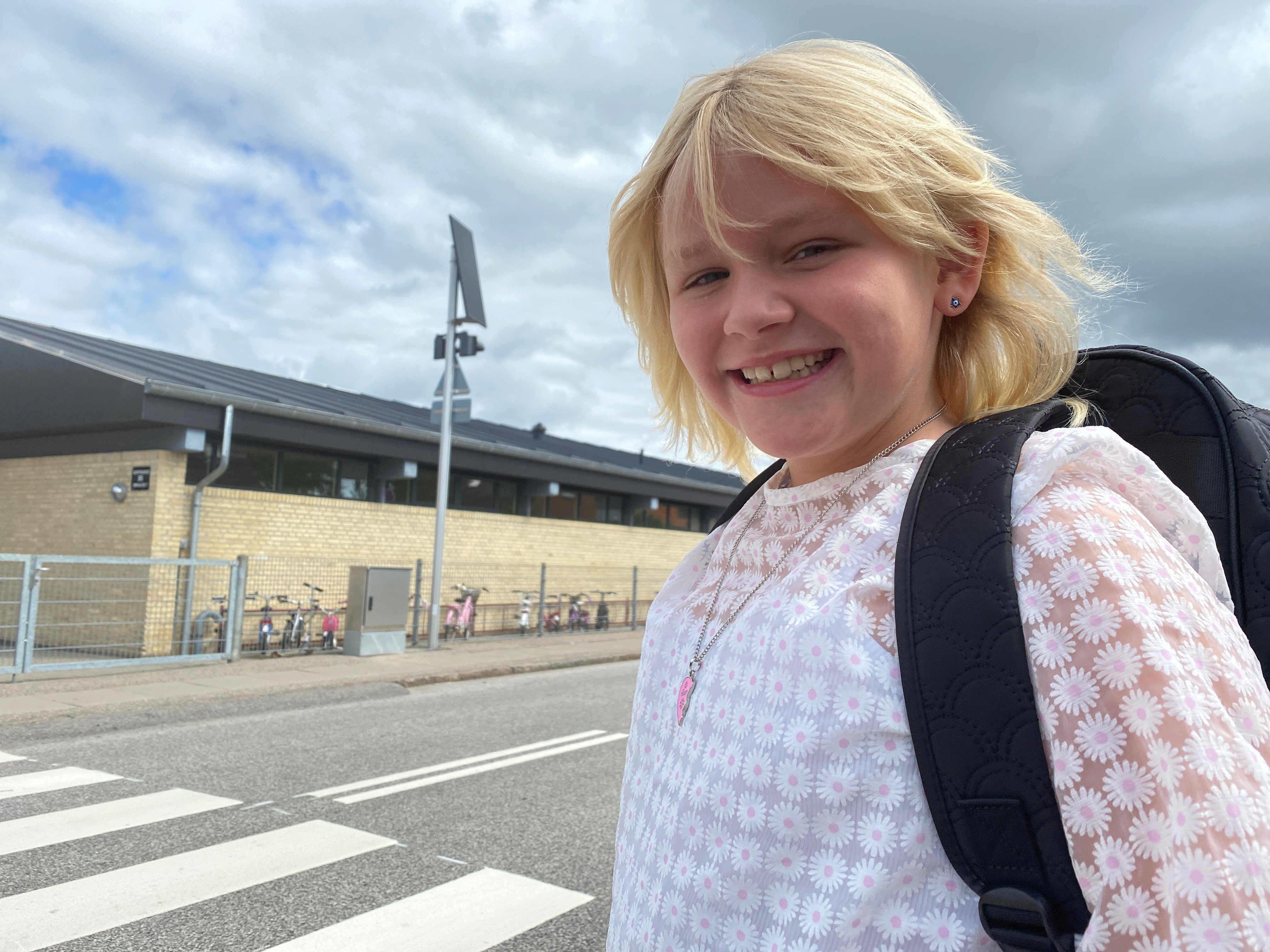 Mød 8-årige Freja Wang, der har få meter til skole. Nu med fodgængerfelt lige til hovedøren. Foto: Lisbeth Jansen