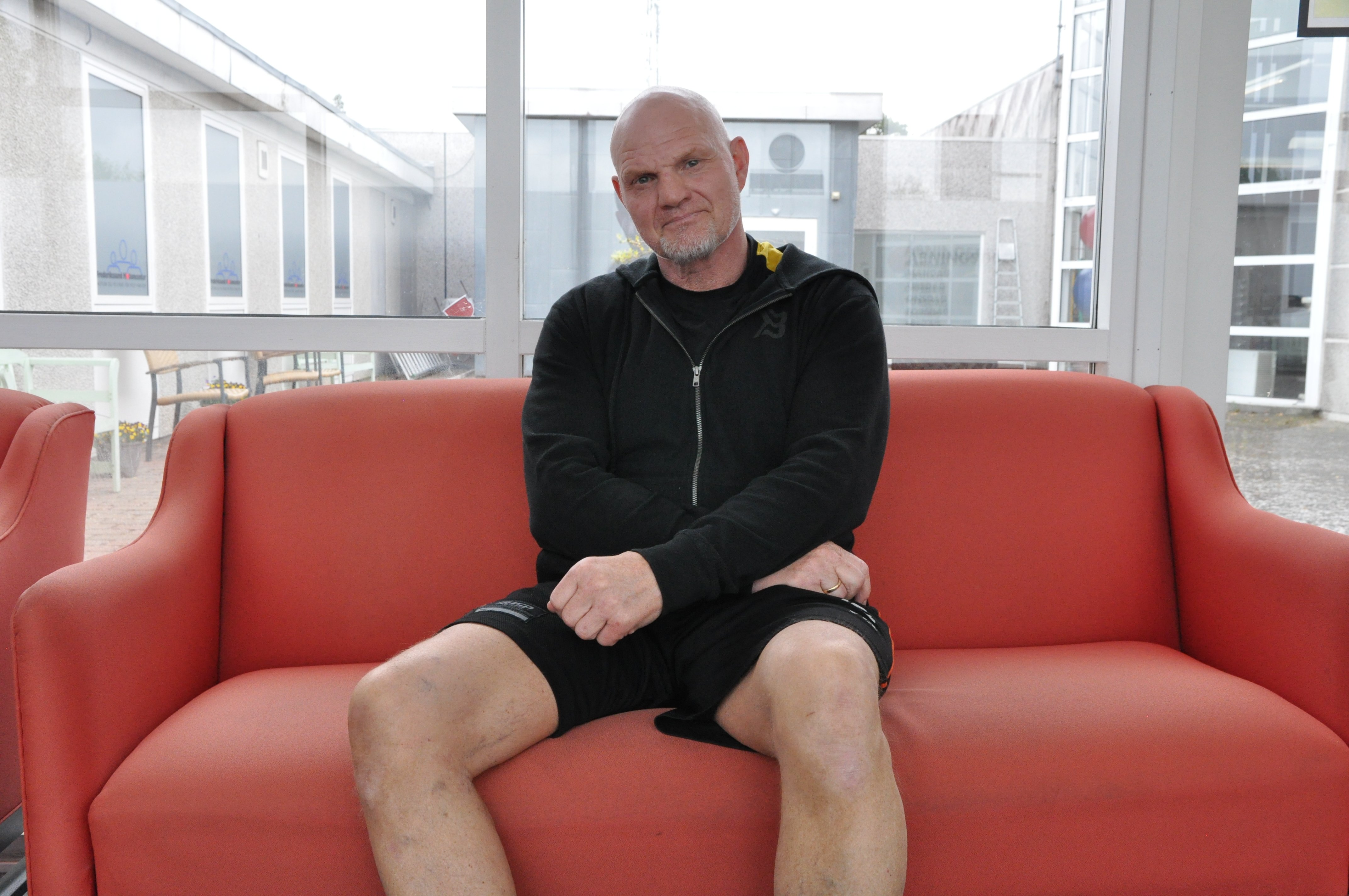John Mortensen i den røde sofa.