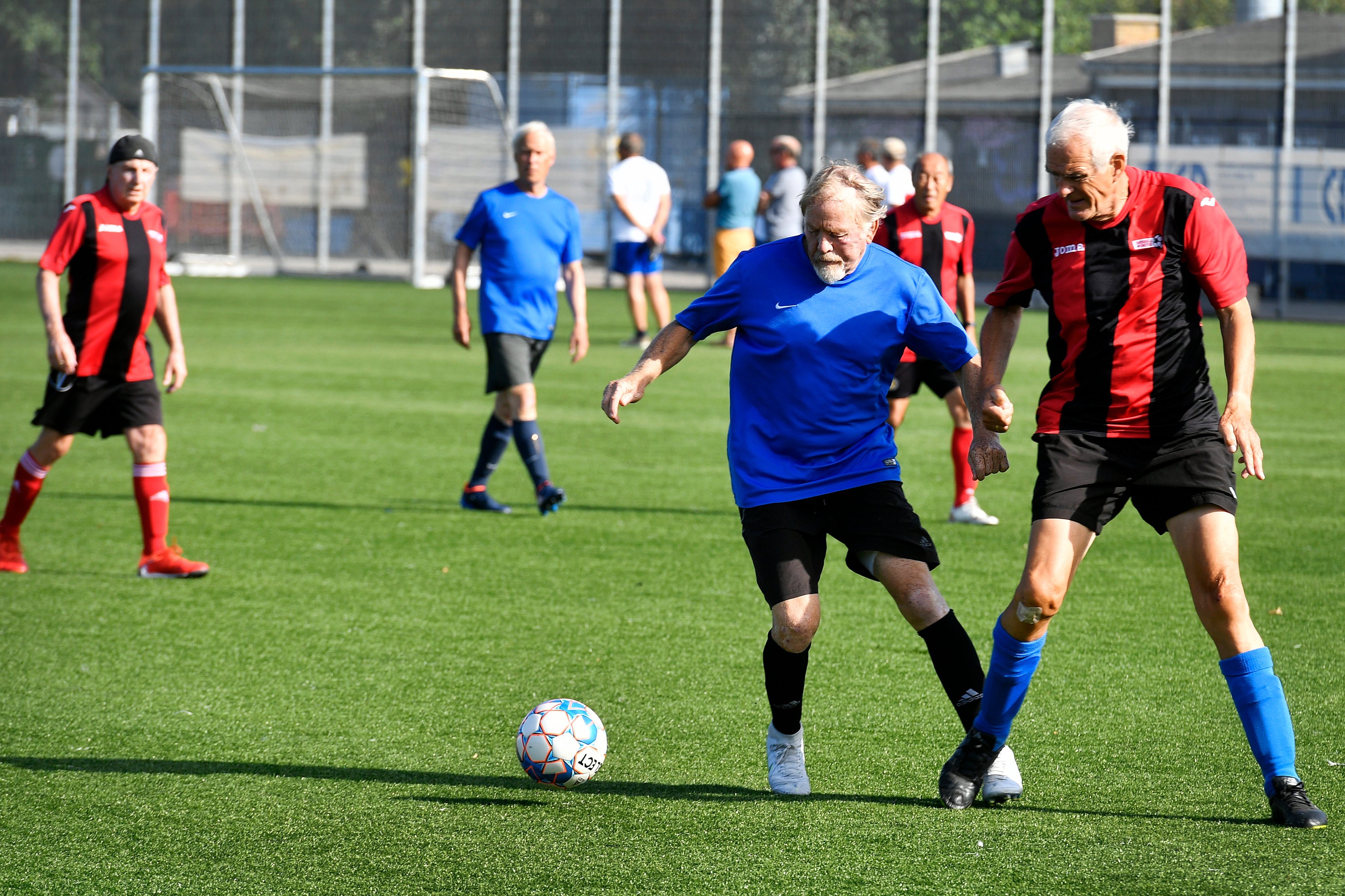 England og Wales satte deres præg på VM i fodbold for 70+, da det blev holdt i Roskilde sidste år. Holdene ville gerne til Danmark igen, og de møder et dansk hold, som har et stærkt lokalt præg.