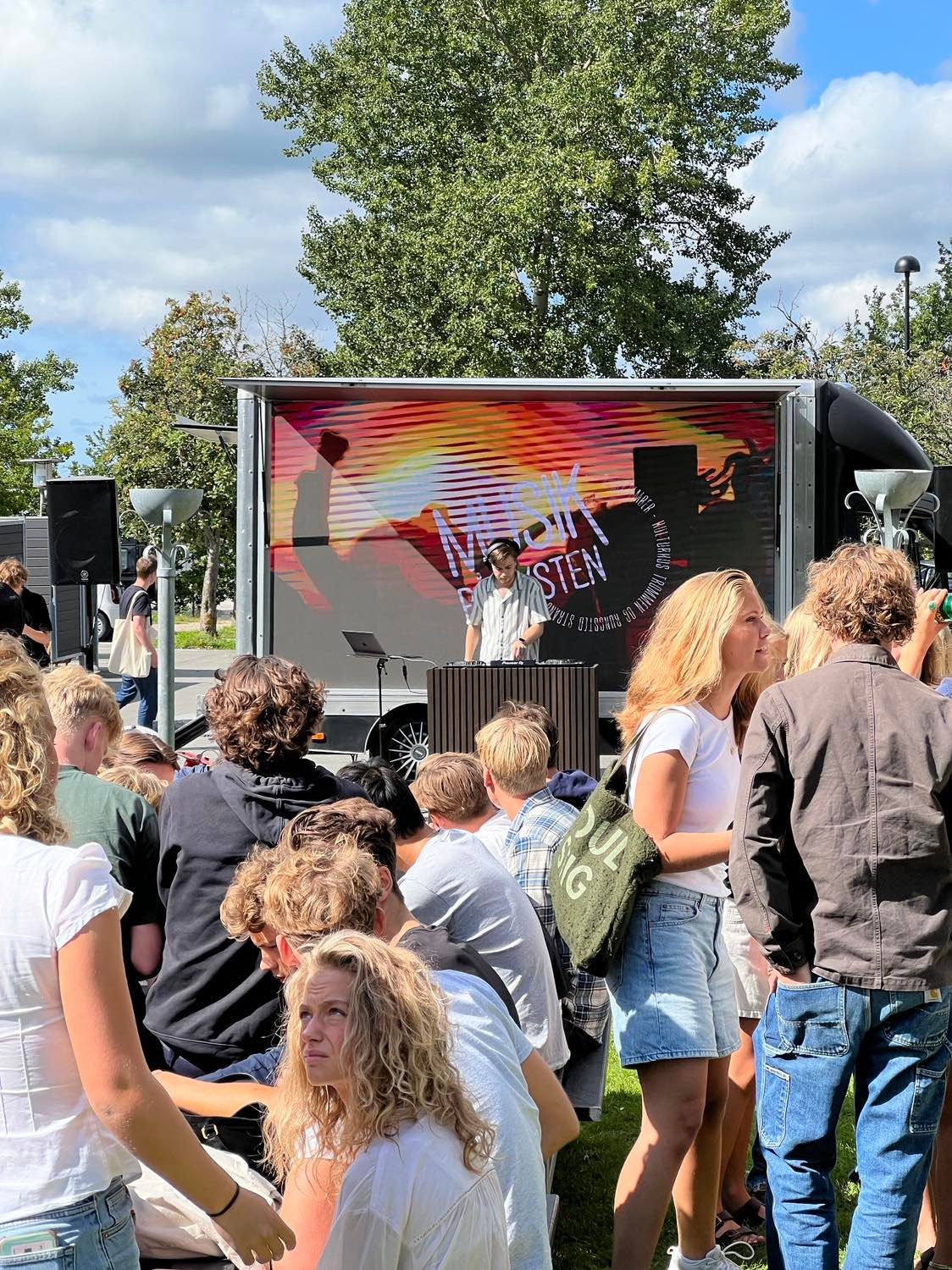 Torsdag var der pop-up dj-koncert på Rungsted Gymnasium. Pressefoto