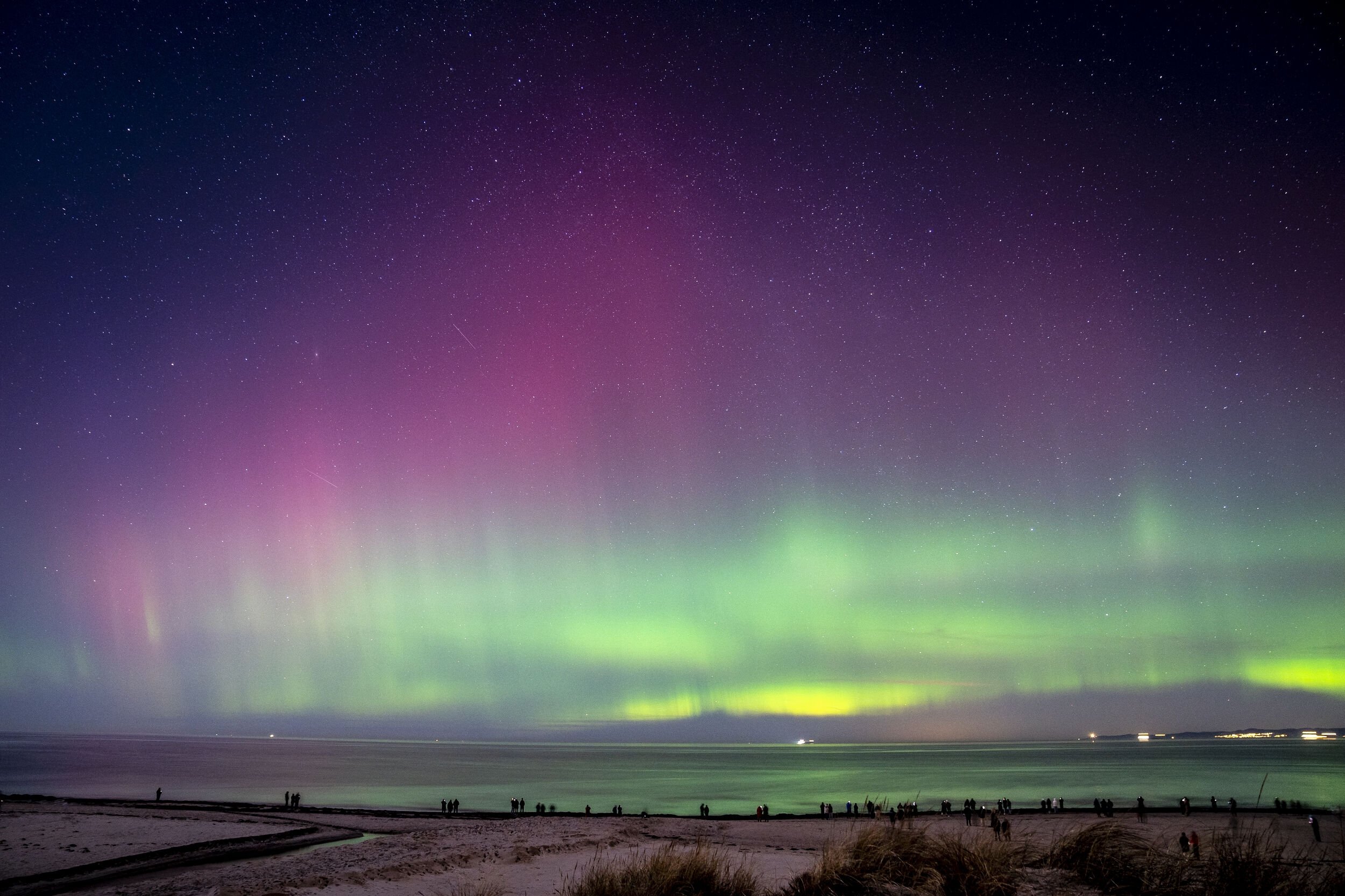 Man kan bedst se nordlys omkring midnat et sted, hvor der er mørkt og frit udsyn mod nord, siger astrofysiker.