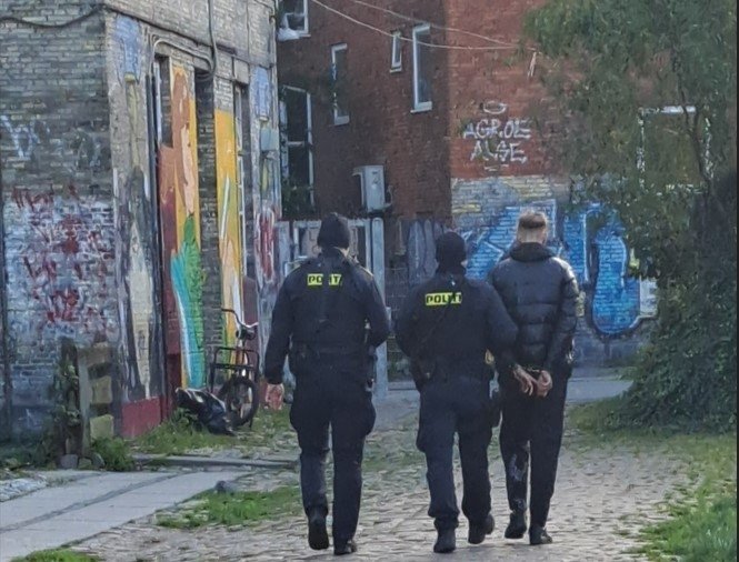 26-årig mand skal fremstilles for en dommer søndag formiddag. Overfaldet forbindes ikke til bandekonflikt.