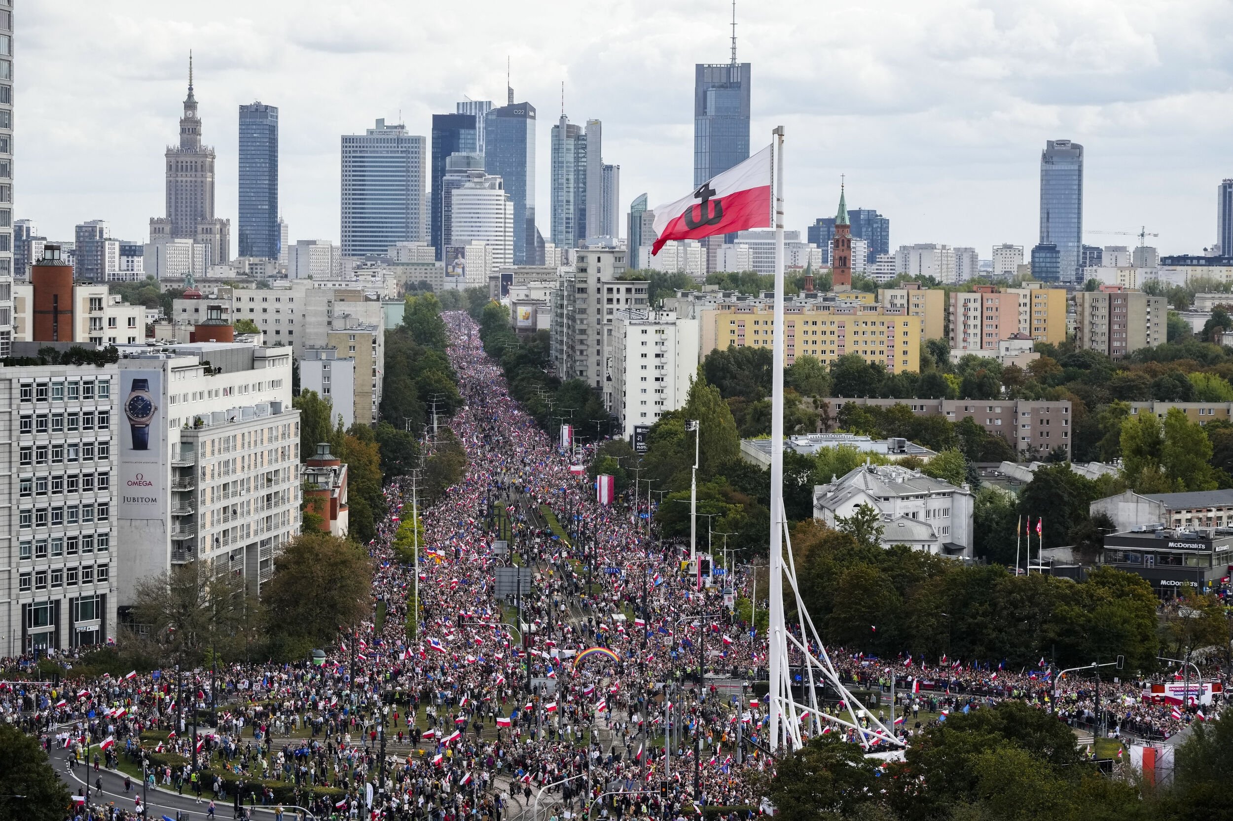 Ifølge byens talsmand er omkring en million mennesker samlet i Warszawa til en demonstration mod regeringen.