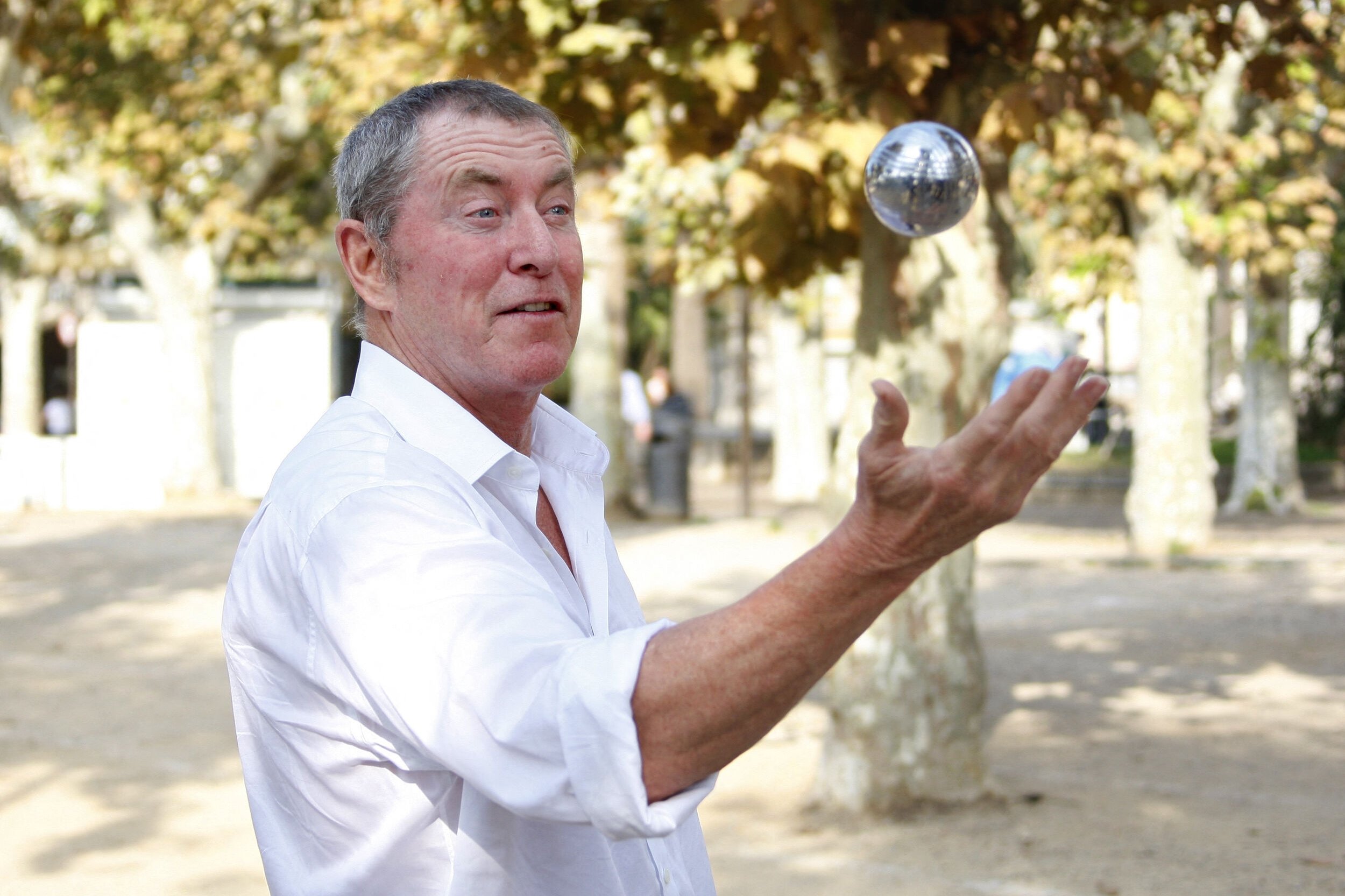 De fleste kender ham fra de mange år i rollerne som Jim Bergerac og kriminalkommissær Barnaby. Den 11. oktober fylder den britiske skuespiller John Nettles 80.