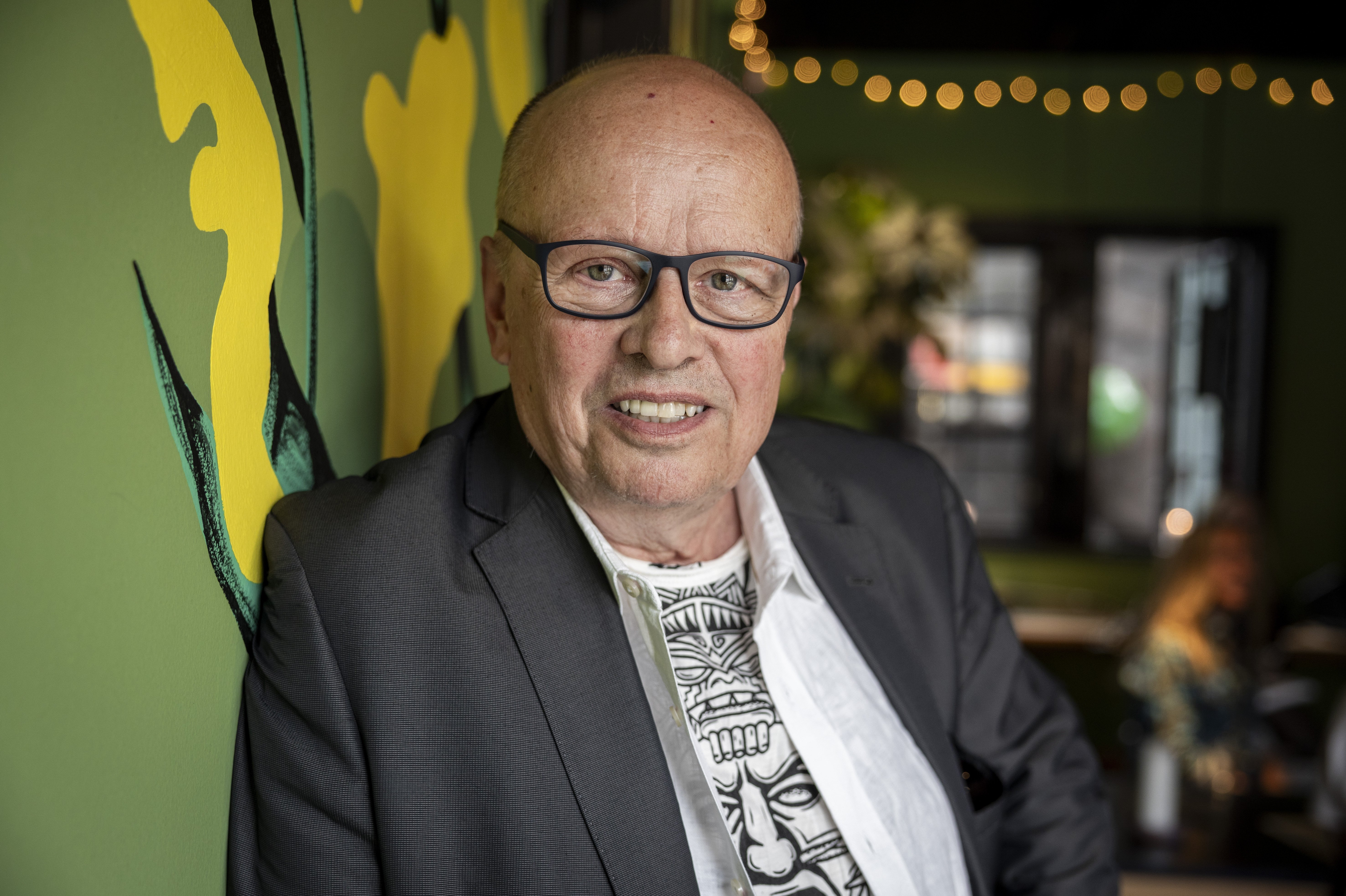 Michael Hardinger var i årtier bærende i Shu-bi-dua, hvis store aftryk på den folkelige musikscene ikke kan forklejnes. Den 30. november fylder han 75 år.