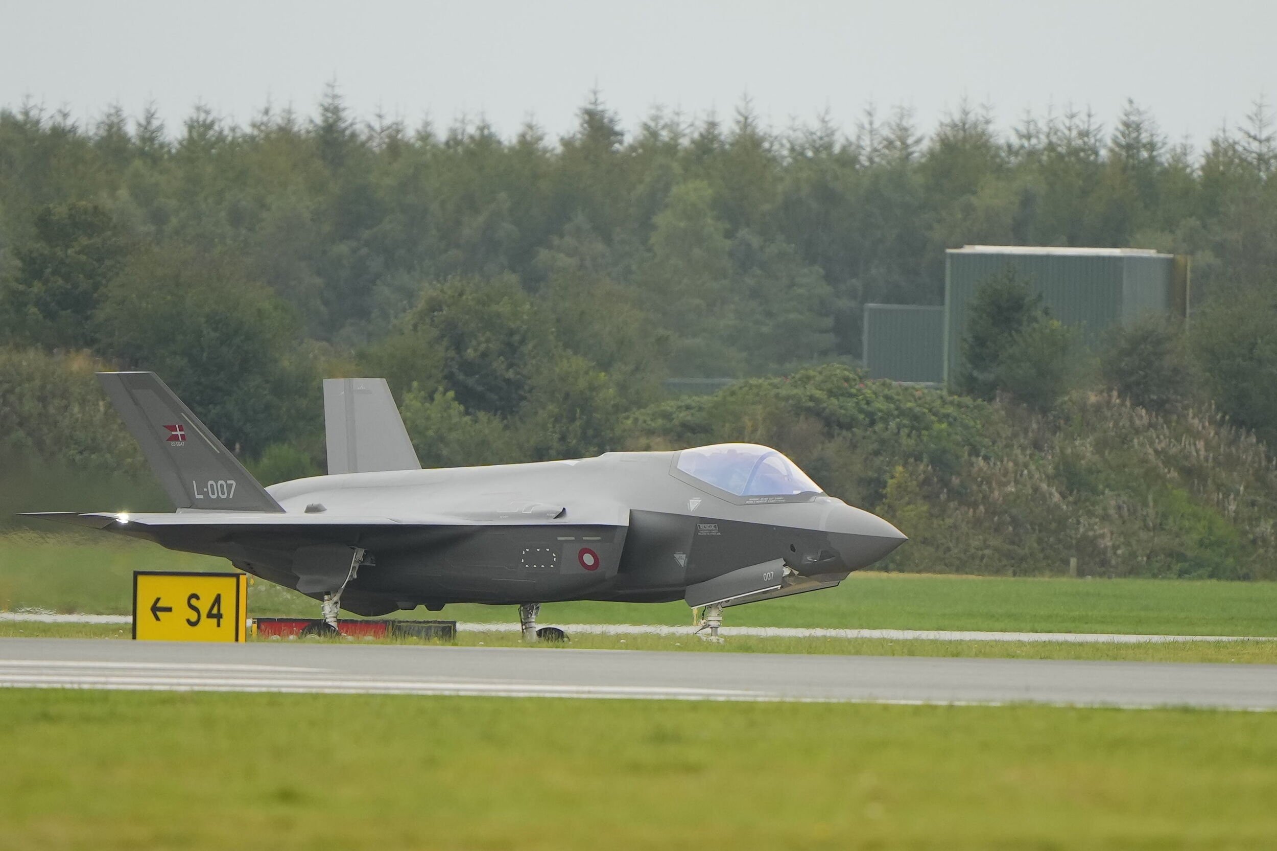 To af de nye F35-fly tog søndag en tur hen over Danmark sammen med de snart udfasede F-16.