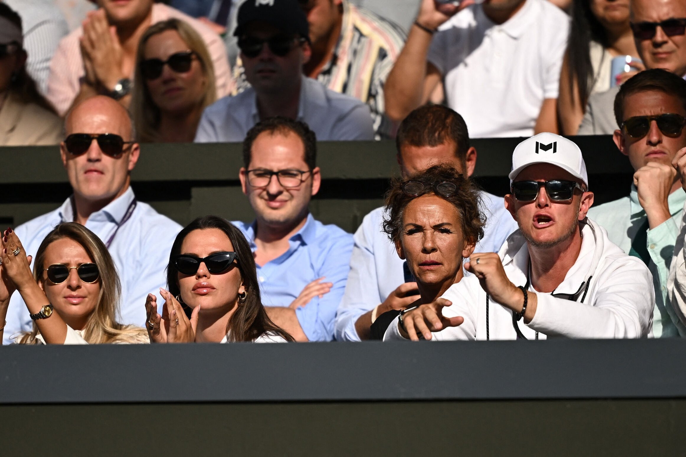 Holger Runes kæreste er ikke skyld i tennisstjernens formdyk i efteråret, mener Aneke Rune.