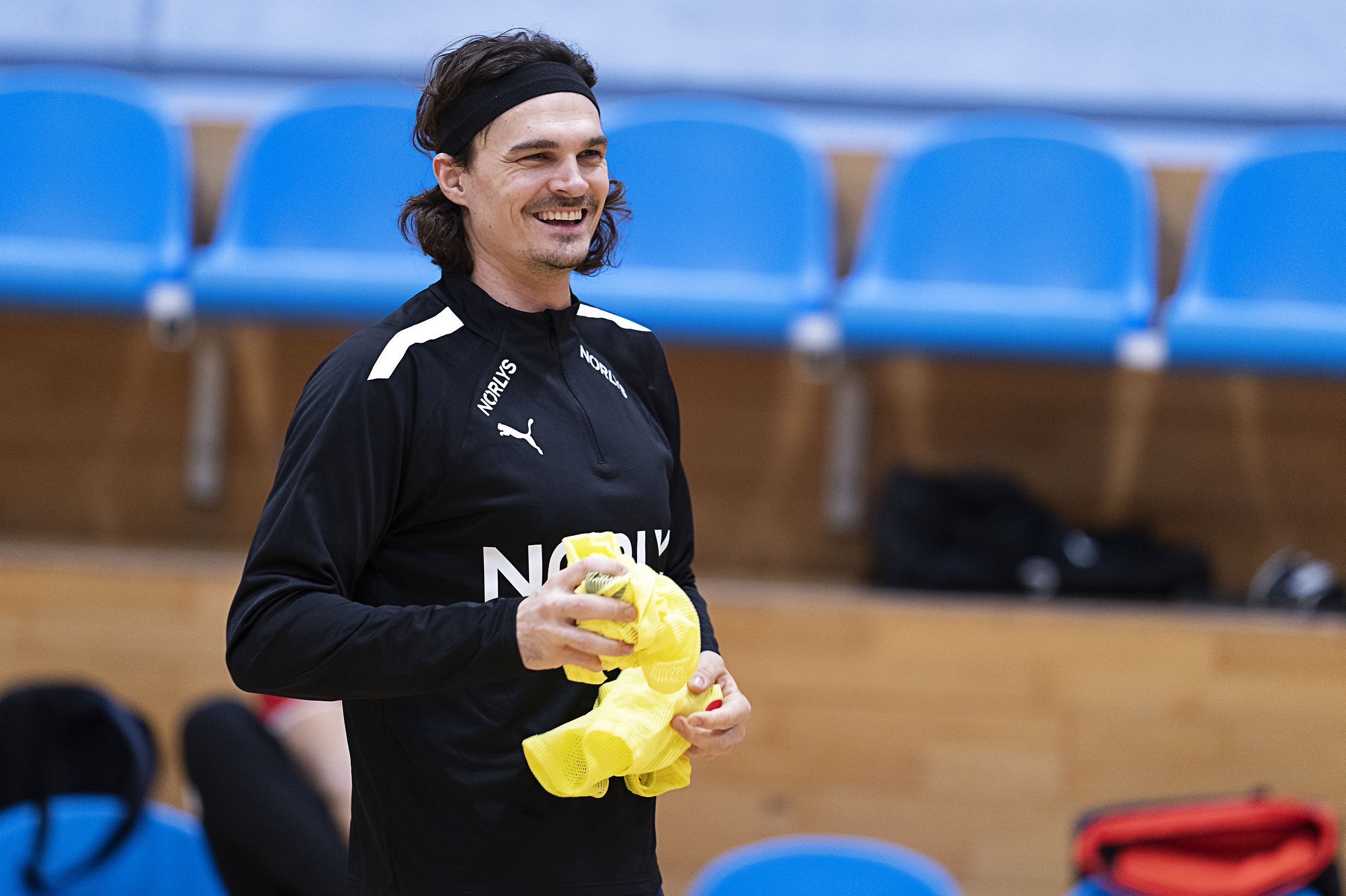 Jannick Green støder til den danske EM-trup igen, men han skal aflevere endnu en negativ test efter ankomsten.