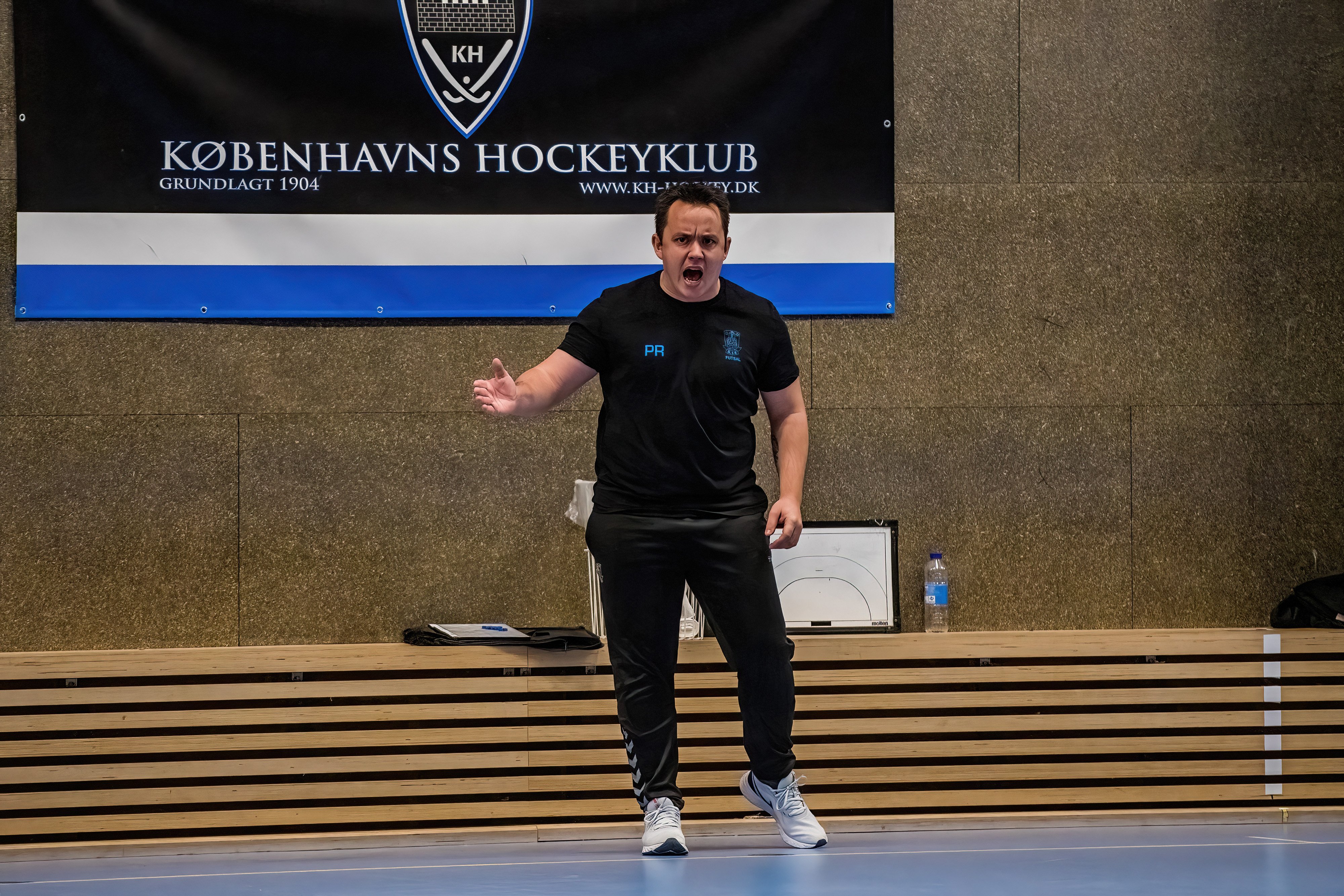 Cheftræneren og klubben skilles efter gensidig aftale