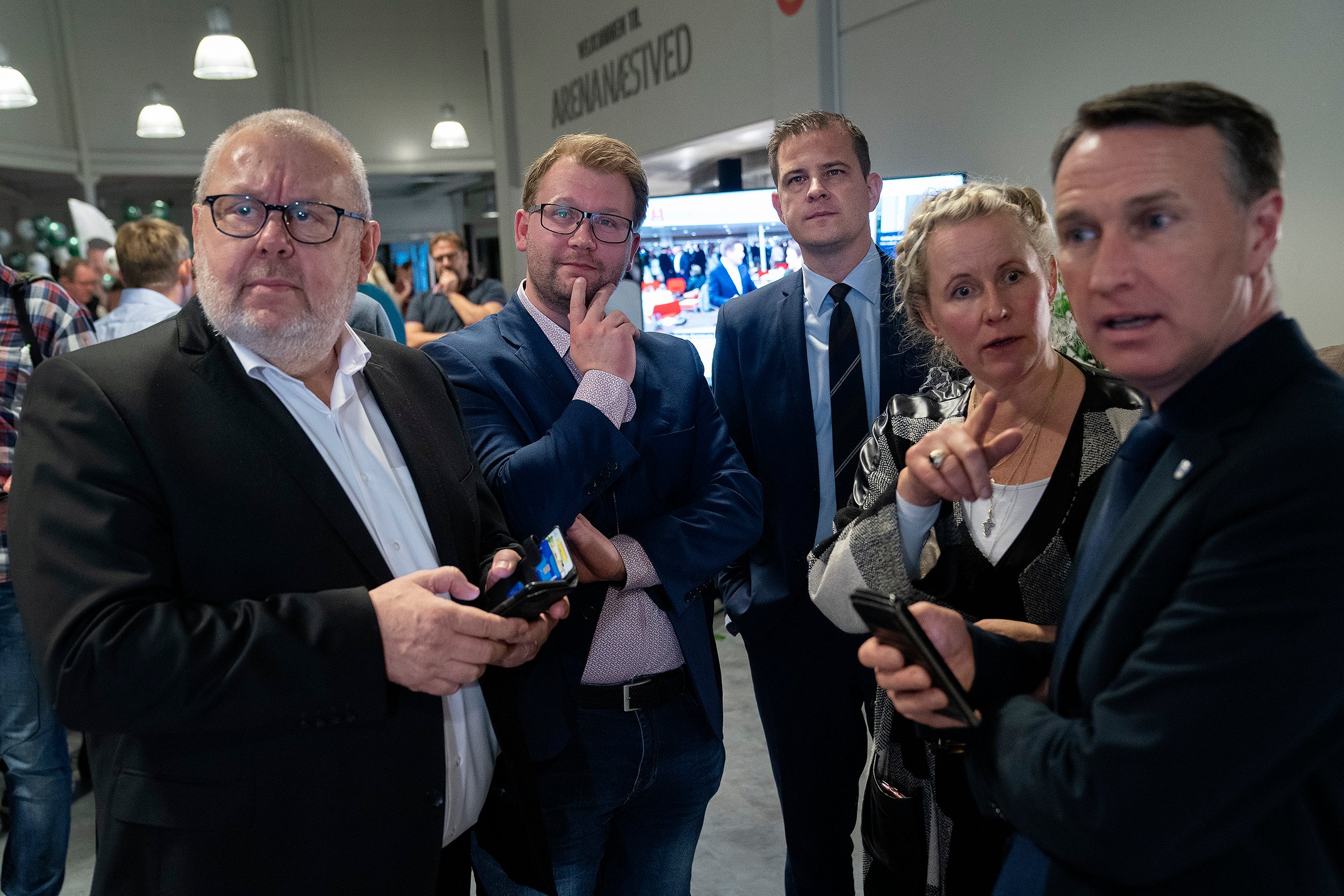 Nickolai Hamann (nummer 2 fra venstre) sammen med Torben Johansen (K), Rune Kristensen (K), Cathrine Riegels Gudbergsen (V) og borgmester Carsten Rasmussen (S) på valgnatten. Foto: Thomas Olsen
