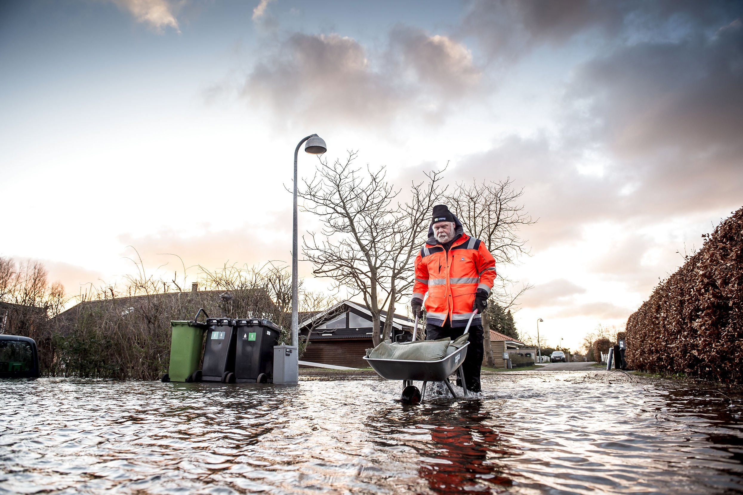 Efter voldsomme oversvømmelser i 2013 står digelag i Jyllinge og Tangbjerg nu for at sikre husene i området.
