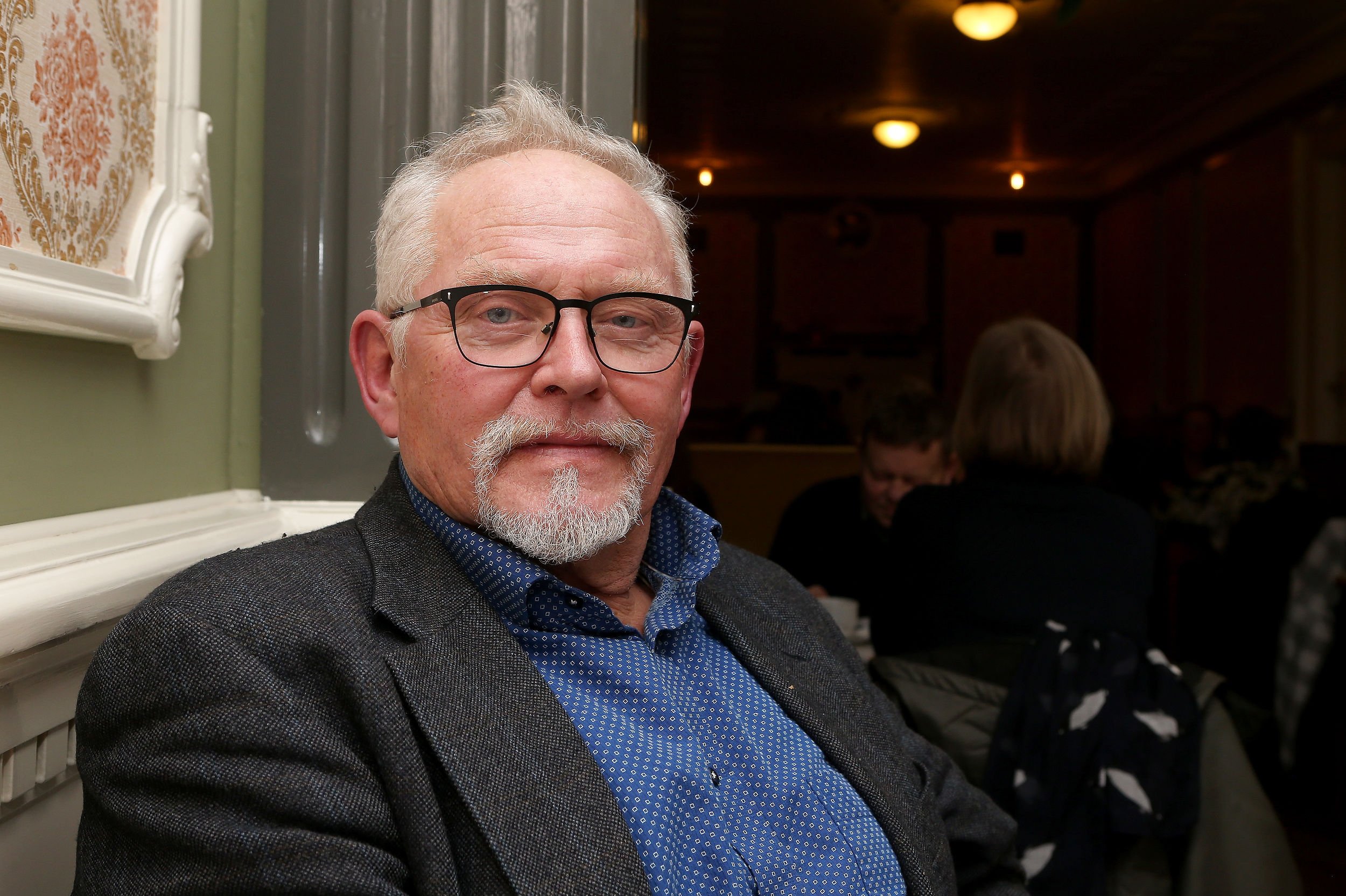 Skuespiller Lars Lohmann har altid nydt at skifte mellem tunge, klassiske værker og luftige, glade musicals. Den 5. februar fylder han 75 år.