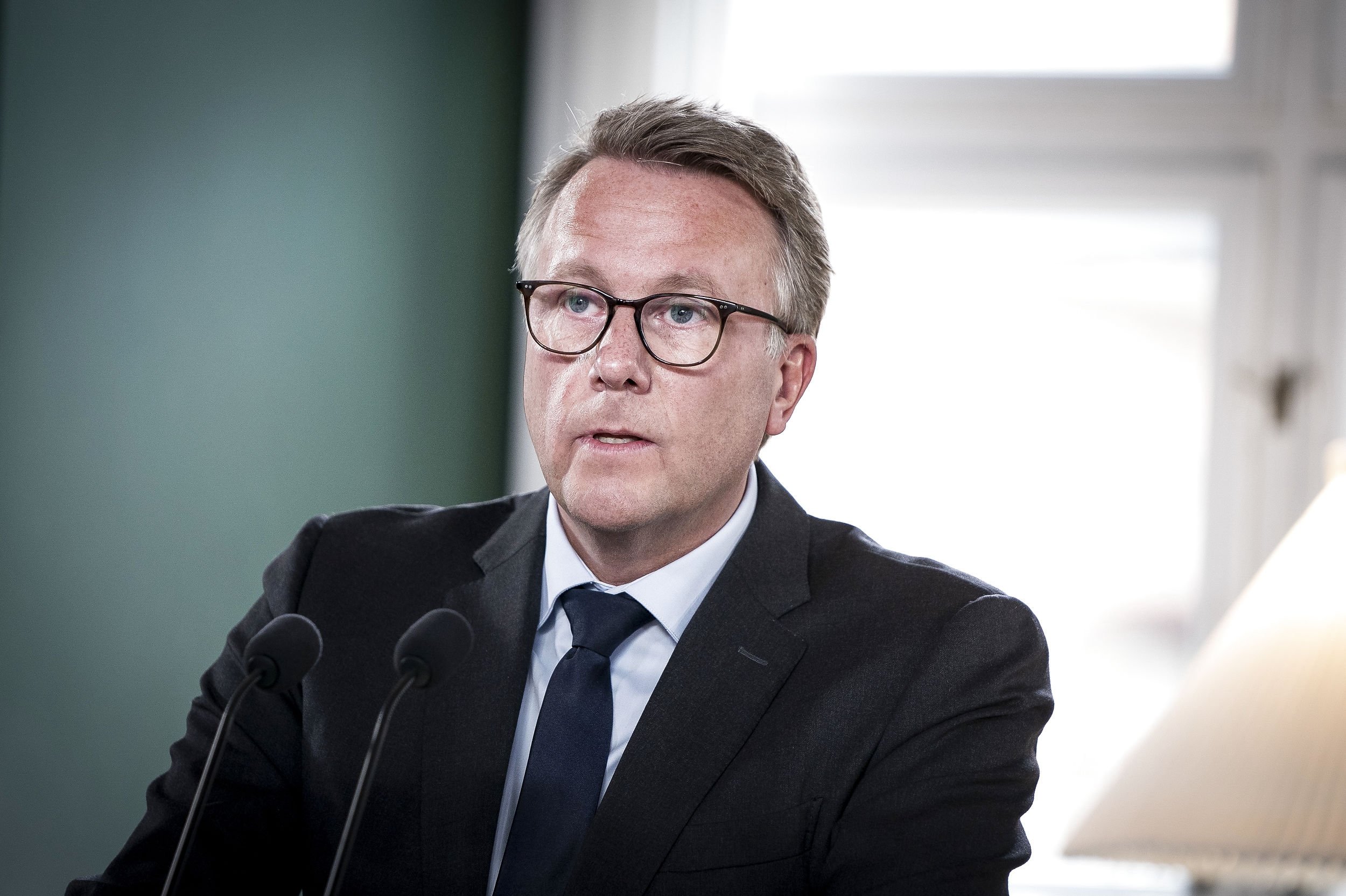 Den nye forsvarsminister er ikke mindre urolig omkring situationen i Ukraine efter to stormøder mandag.