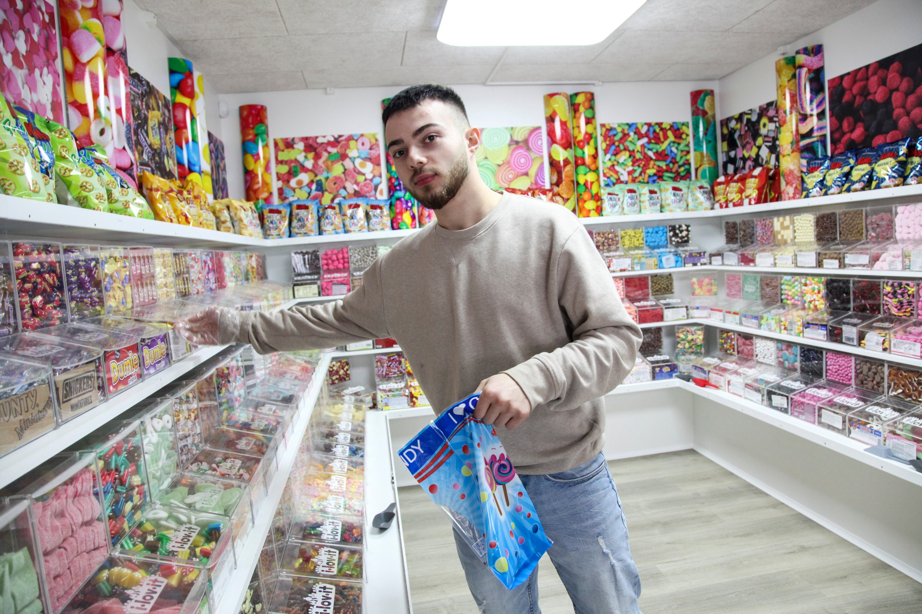 21-årige Samir Aboutaka har åbnet egen slikbutik i Høng. I lov it hedder den, og den opmærksomme læser vil se, at navnet er tivoli stavet bagfra. Foto: Charlotte Koefoed