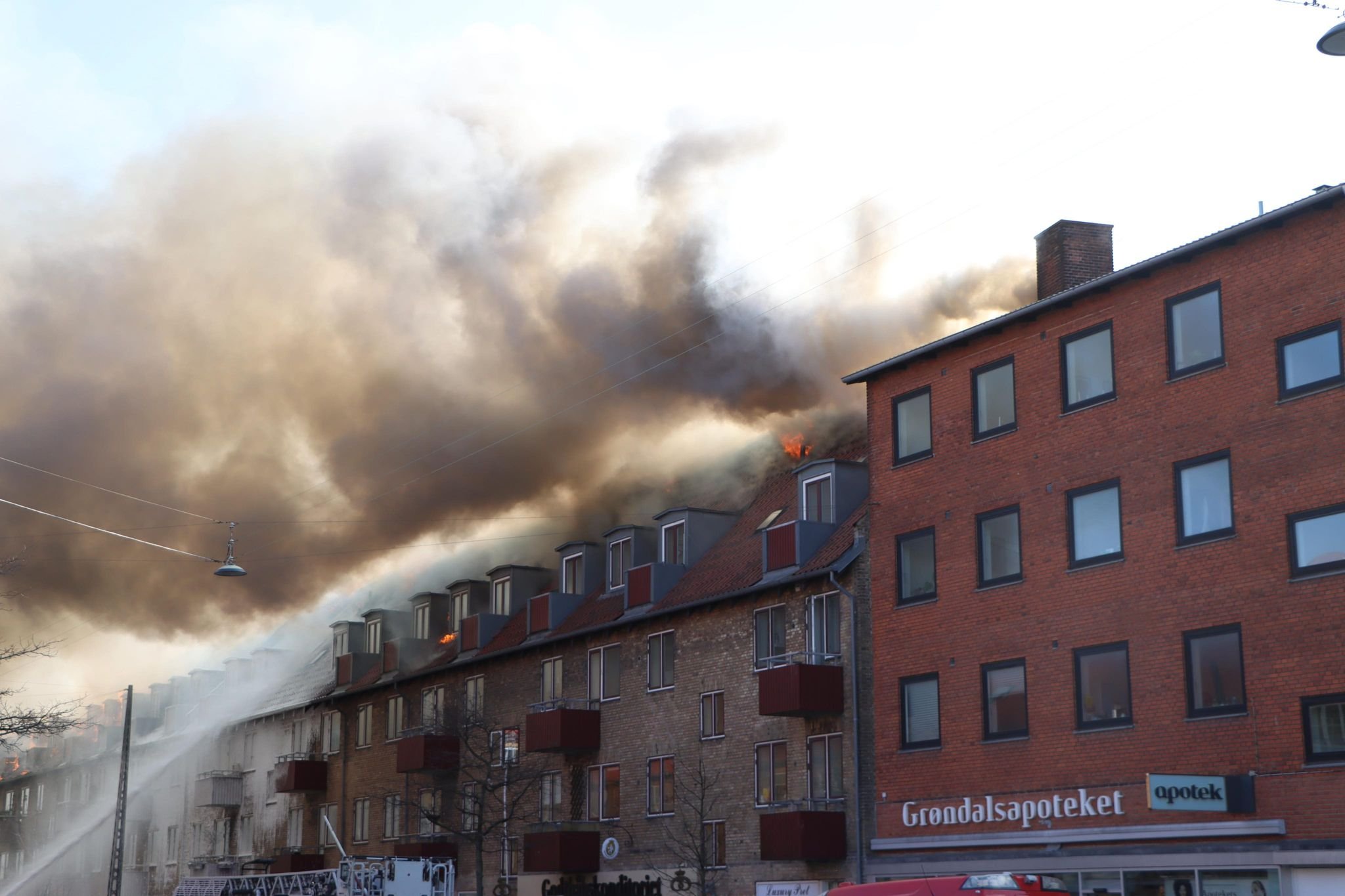 Ilden er brudt gennem taget og har bredt sig over flere opgange.