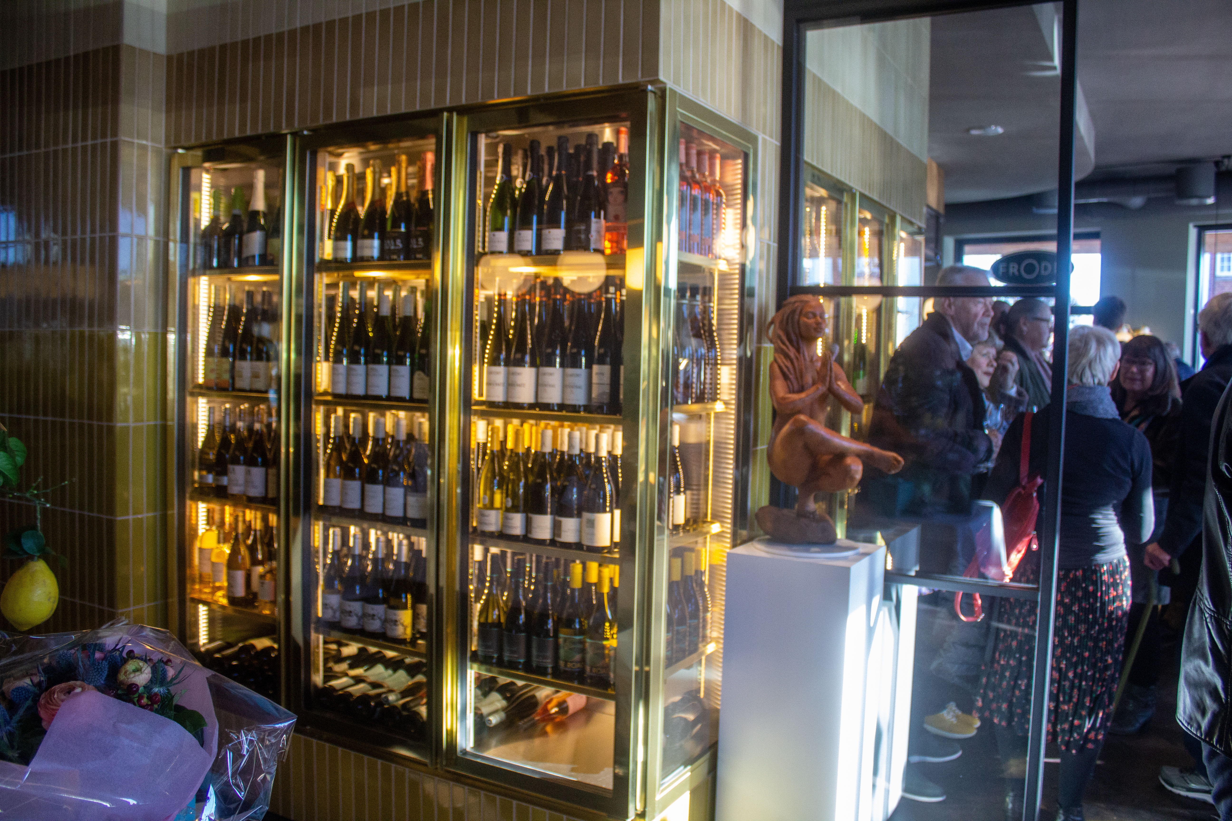 Vinkøleskabet er i midten af restauranten. Vinkøleskabet er i midten af restauranten.