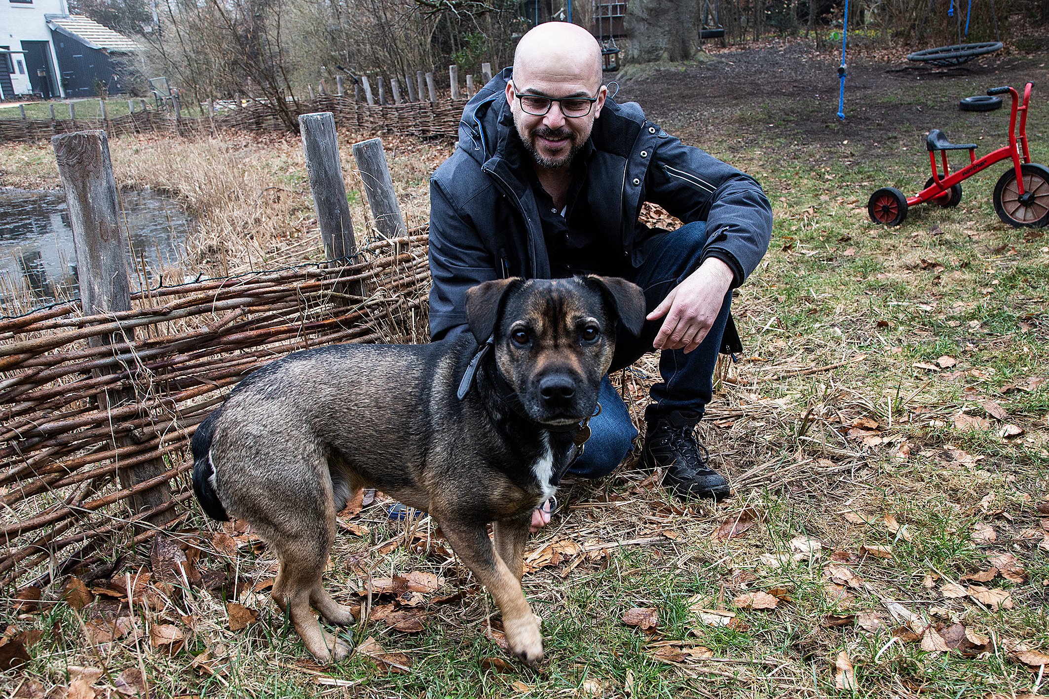 Khaled Mustapha (LL) med hunden Loui, som spiller en stor rolle i hans privatliv såvel som arbejdsliv. Khaled Mustapha har desuden erfaret, at Loui er en glimrende indgangsvinkel til at komme i tale med borgere på gader og stræder, og netop samtalen med borgerne er et af de vigtigste aspekter af at være lokalpolitiker, mener Khaled Mustapha. Foto: Kenn Thomsen