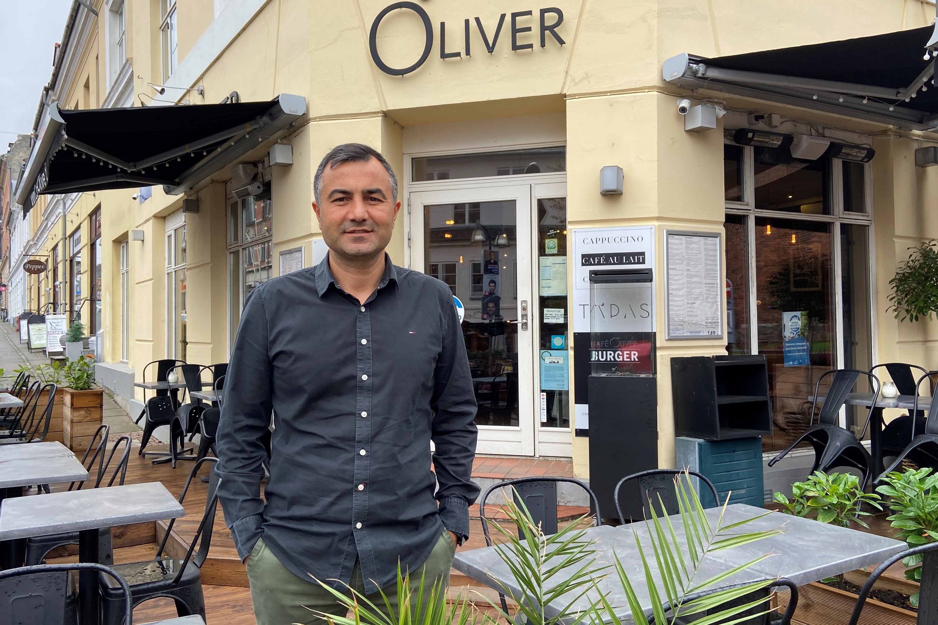 Tre unge kvinder løb fra regningen forleden. Ejer af Café Oliver, Süleyman Yücel, vil gerne holde fast i den gammeldags service, hvor man bestiller og betaler, inden man forlader cafeen.