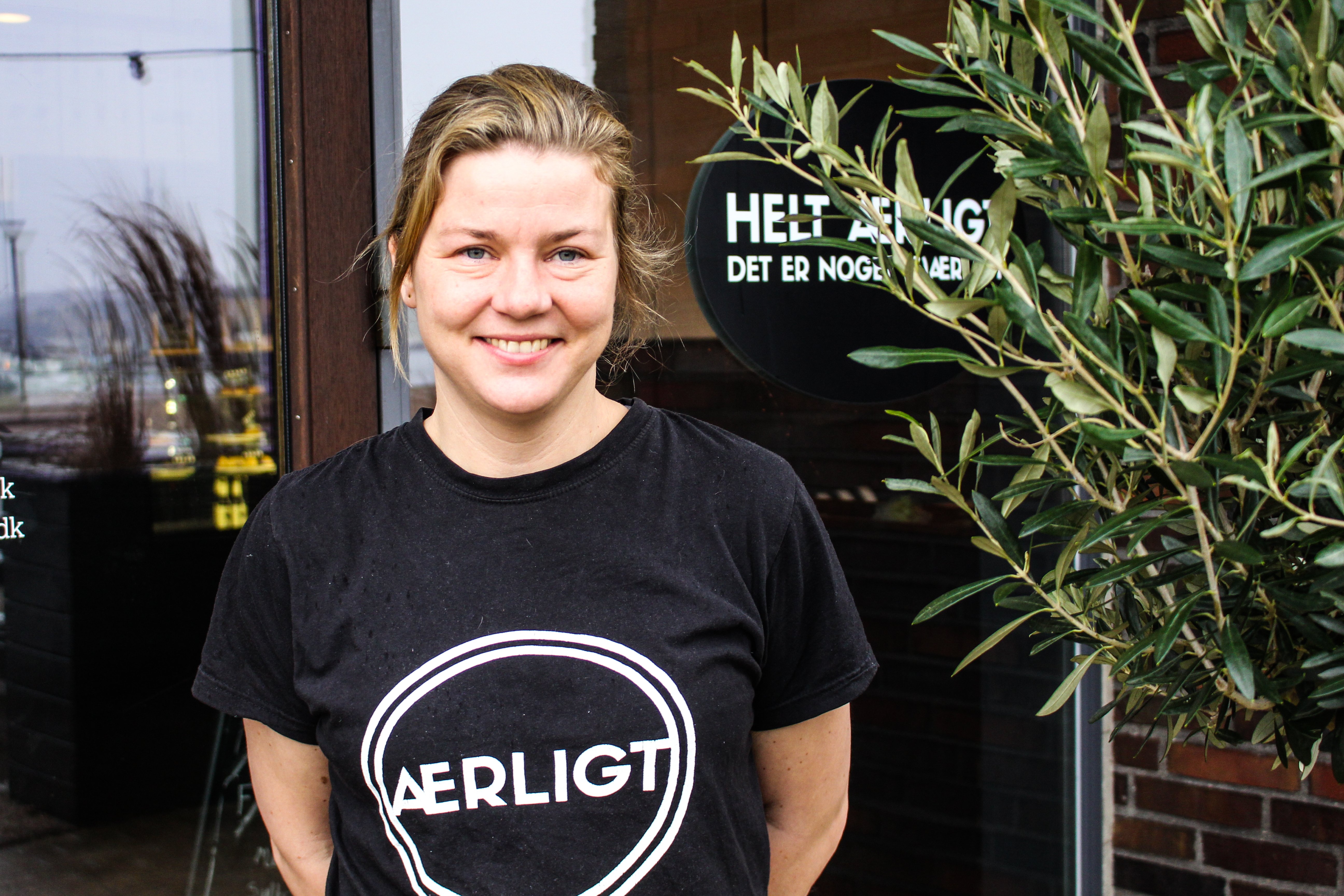 Louise er djøfér og tidligere udsendt til Afghanistan. Men i dag er hun et helt andet sted, nemlig på havnen i Frederikssund som indehaver af Ærligt