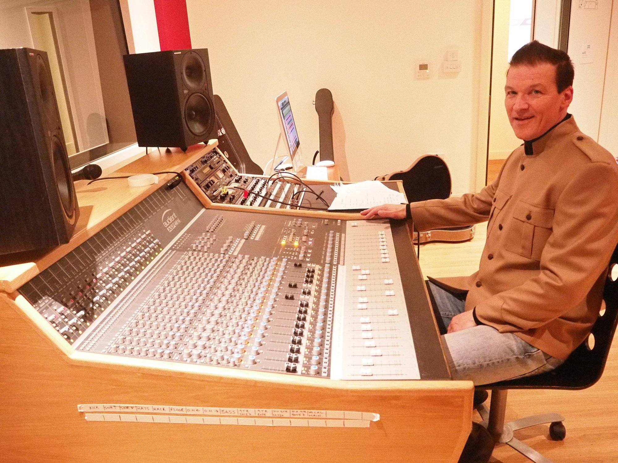 Norske Brian Torgersen tænker tilbage på sit barndomsparadis på villavejen i et nyt album, som han endda fortolker og hylder på dansk. Han er nemlig halvdansker og stolt af det.