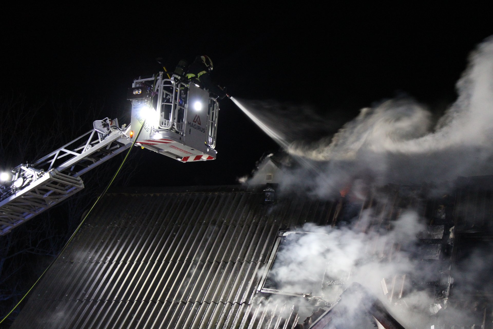 Brand i gård på kvinderupvej i Slangerup mandag aften. Årsagen til branden er endnu ukendt. Foto: Presse-fotos.dk
