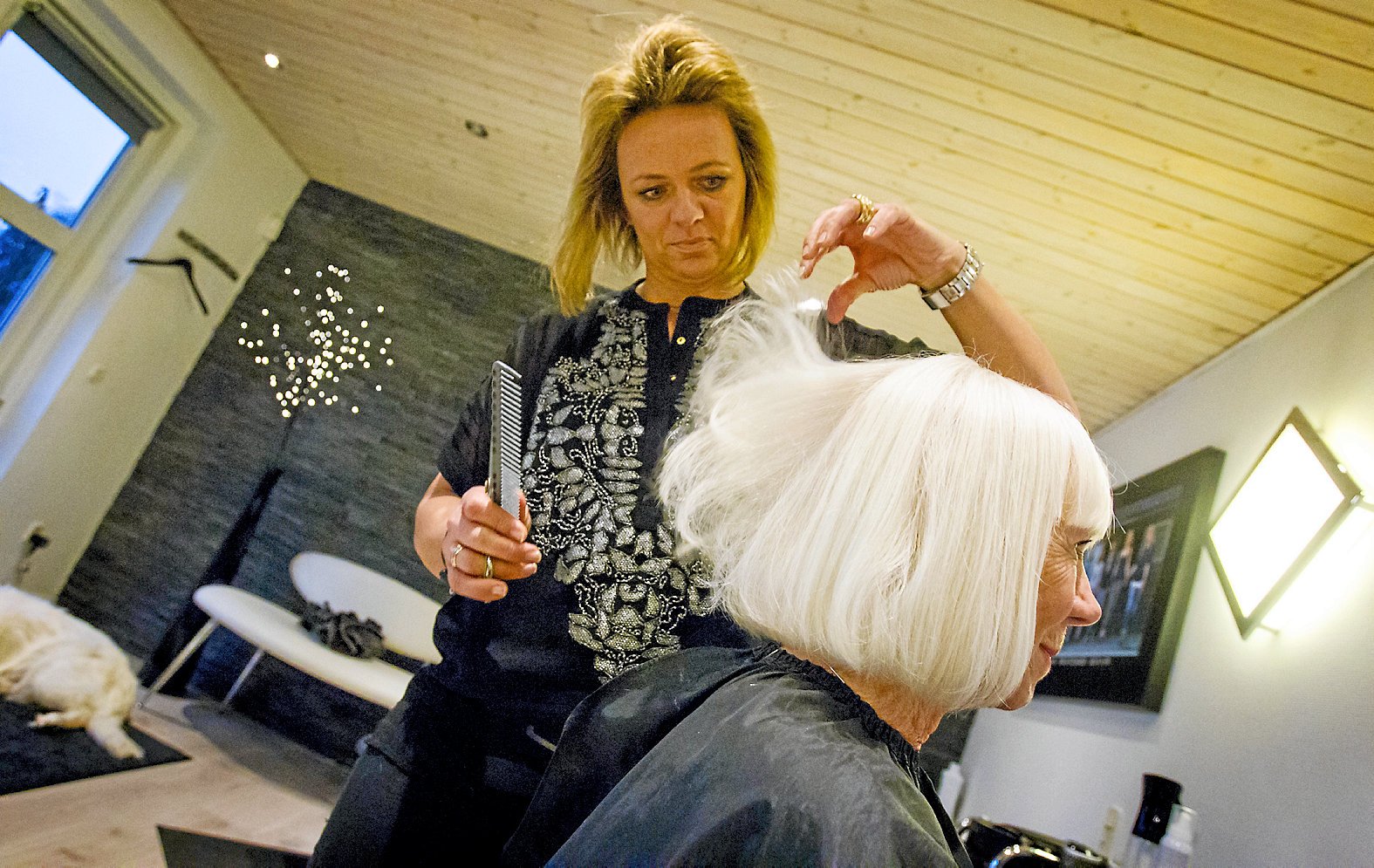 Jo, jo - nu fortælles det også uden for frisørsalonens vægge. Maria Rosborg, Fredensborg, har 25 års jubilæum som en frisør, der finder den største arbejdsglæde i at være tæt på folks glæder og sorger igennem mange år. Foto: Allan Nørregaard
