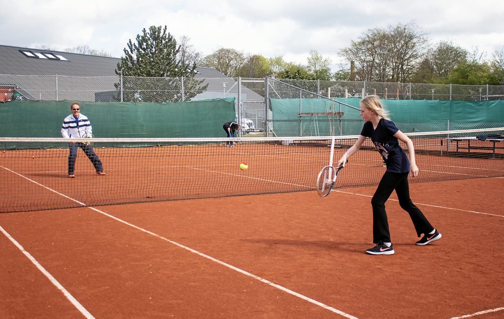 Blovstrød Tennisklub arbejder på at kaste lys over klubbens tennisbanerne, så træningen kan fortsætte efter mørkets frembrud.