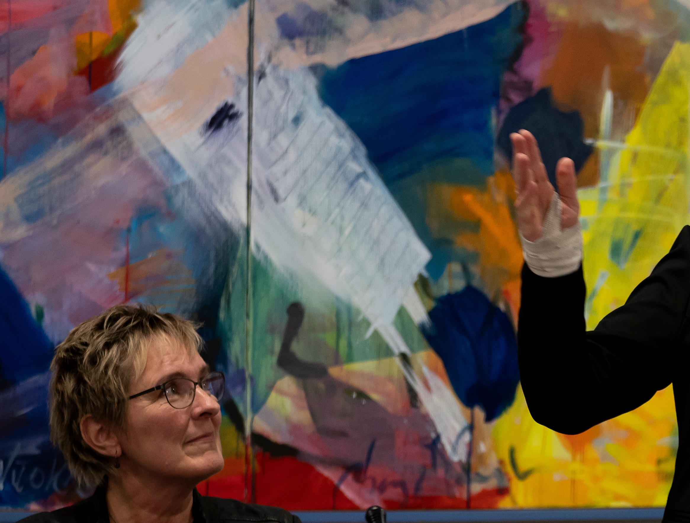 Hanne Pigonska (V), der står op, er ny borgmester i Odsherred. - Anders Ole Olsen Hanne Pigonska (V), der står op, er ny borgmester i Odsherred.
