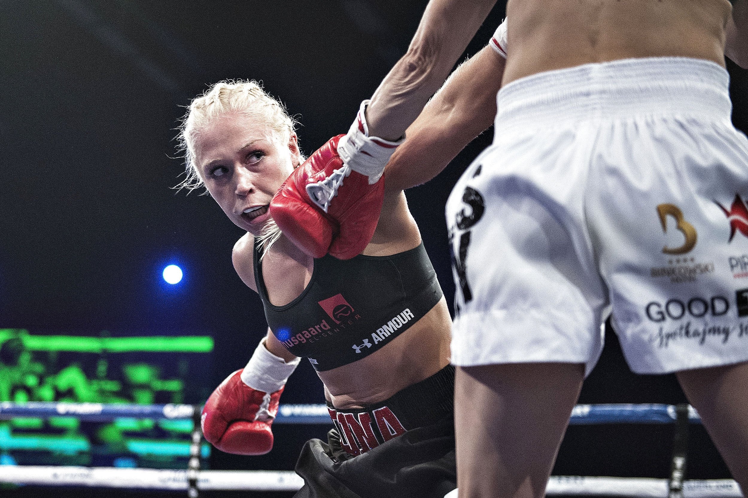 Med en sejr på point forsvarede Dina Thorslund sin VM-titel i bantamvægt mod Niorkis Carreno fra Venezuela.