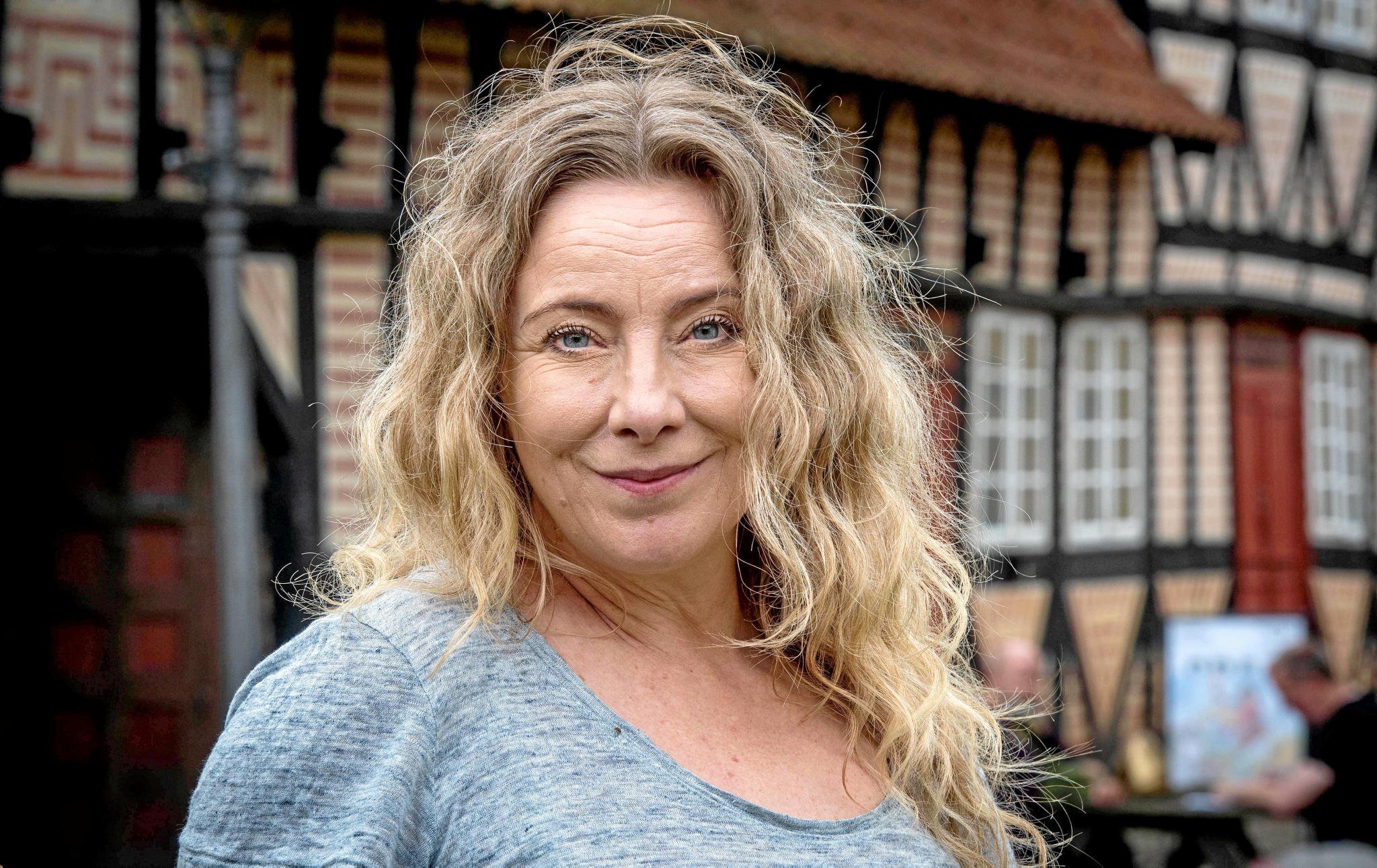 Et skævt gulv, en lille scene, regn på lur. Forholdene er anderledes, når man skal instruere udendørs teater – men det sjoveste ligger også ofte i det uperfekte og uforudsigelige. Det mener instruktør Joy-Maria Frederiksen, der igen i år står bag, når Sjællands Teater inviterer til forestilling i Holbæk Museums gårdhave til sommer.