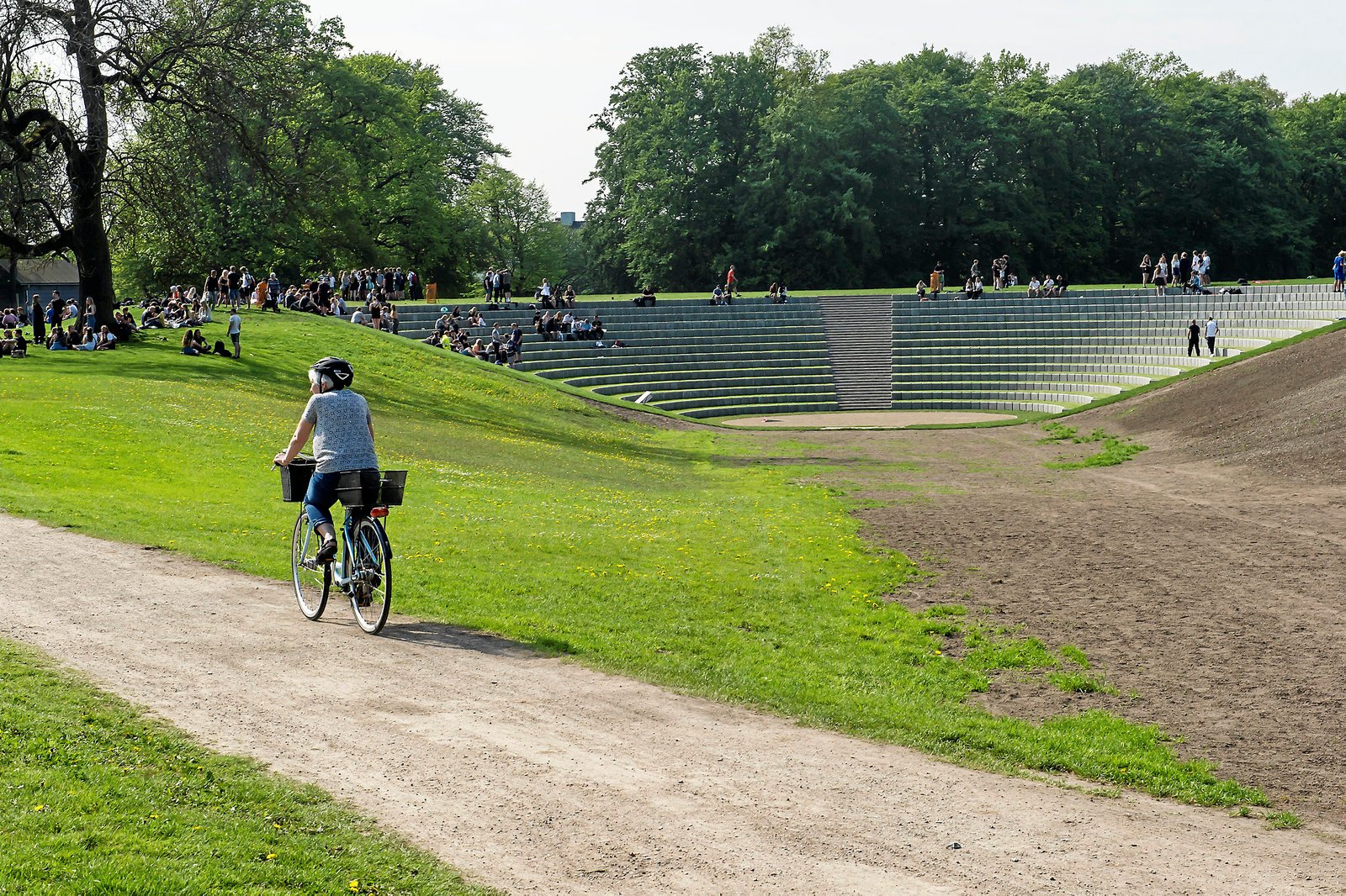 Det tog mange timer at få Folkeparken pæn igen efter fredagens sidste skoledag.