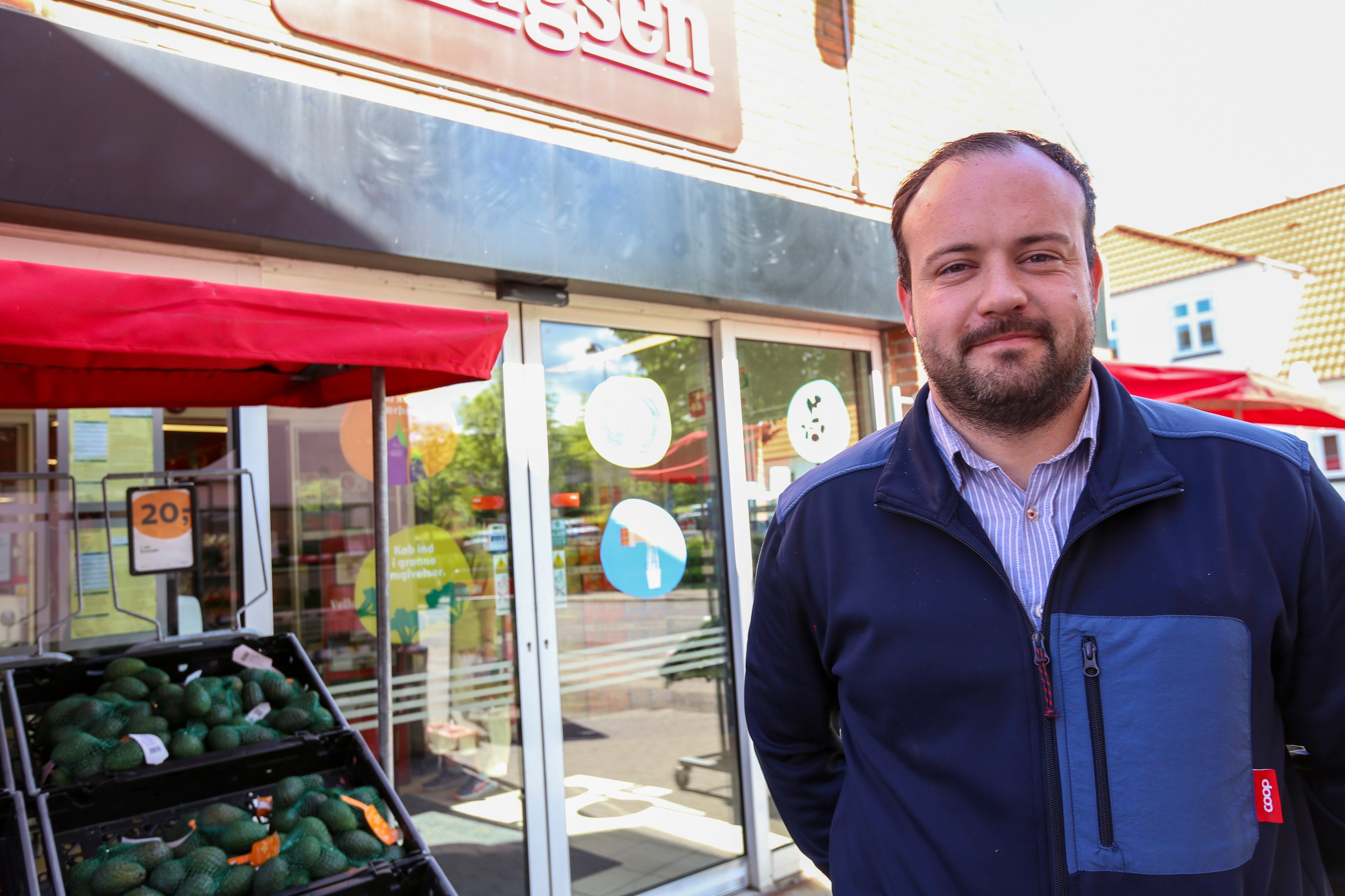 Uddeler Kristian Jørgensen stopper i SuperBrugsen i Gørlev på fredag. Der arbejdes på at finde en ny uddeler snarest. Kristian Jørgensen skal videre til drømmejobbet som uddeler i Faxe Ladeplads. Foto: Charlotte Koefoed