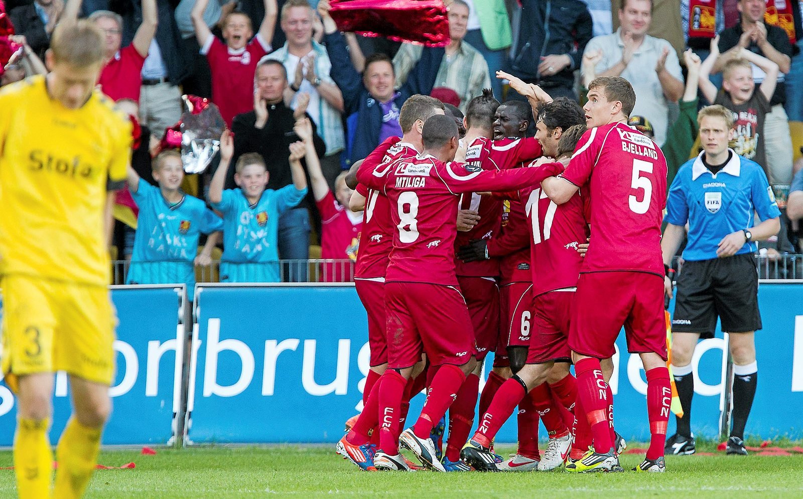 FC Nordsjælland vinder Superligaen med en sejr på 3-0 hjemme over AC Horsens.