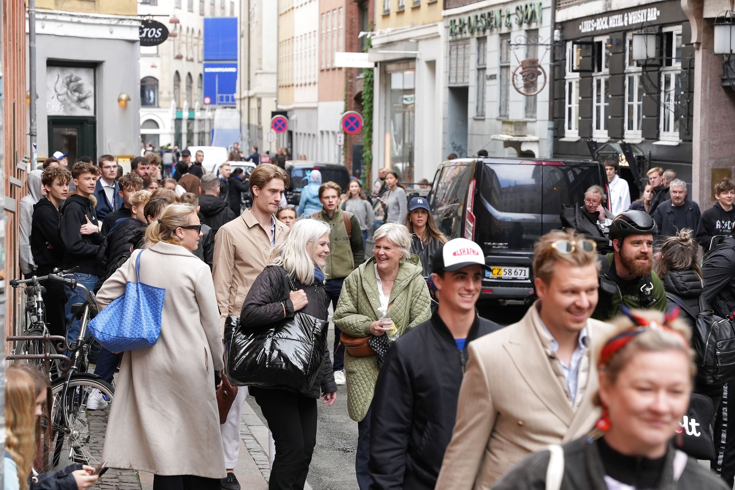 Niklas Nikolajsen vil promovere sin nye bar ved at smide 2000 halvtredskronesedler ud af sin Rolls-Royce.