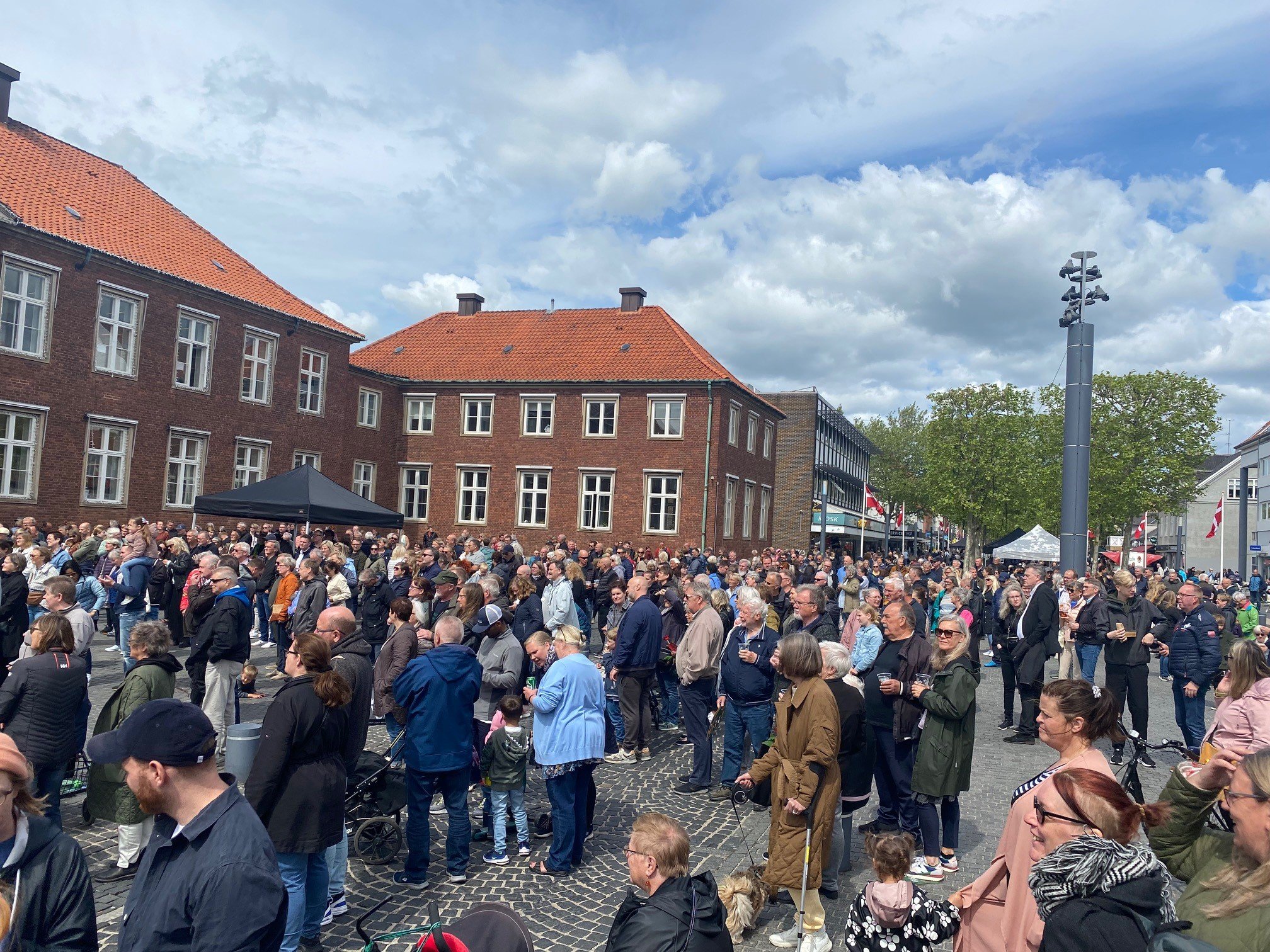 Sommefesten på bymidten er fyldt med events. Her fra en koncert på Domhuspladsen.