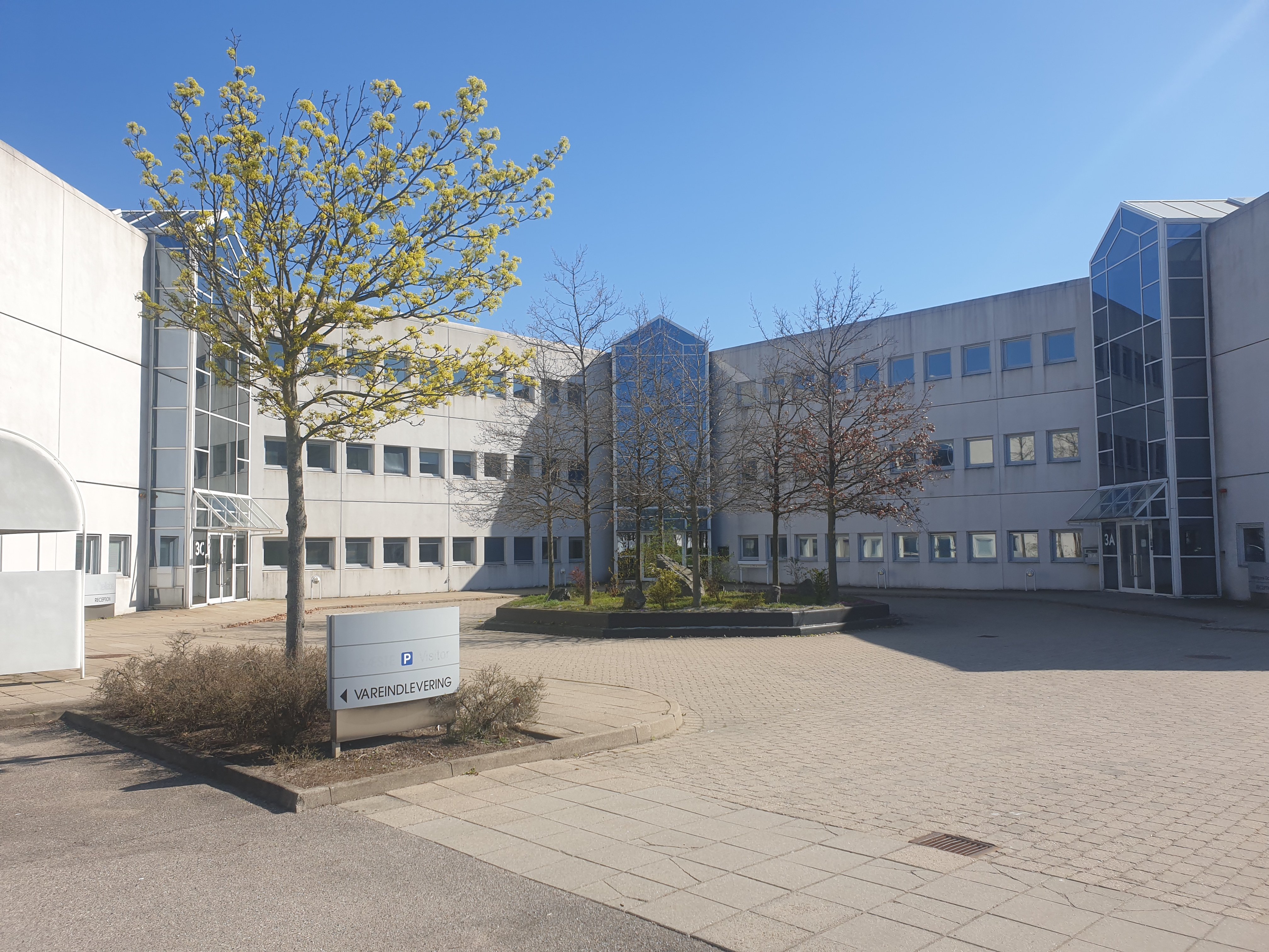 Kontorbygningen på Lautrupvang 3 har i flere år fiungeret som indkvartering for ukrainske flygtninge. Nu skal der være plads til flere og det presser kommunen.