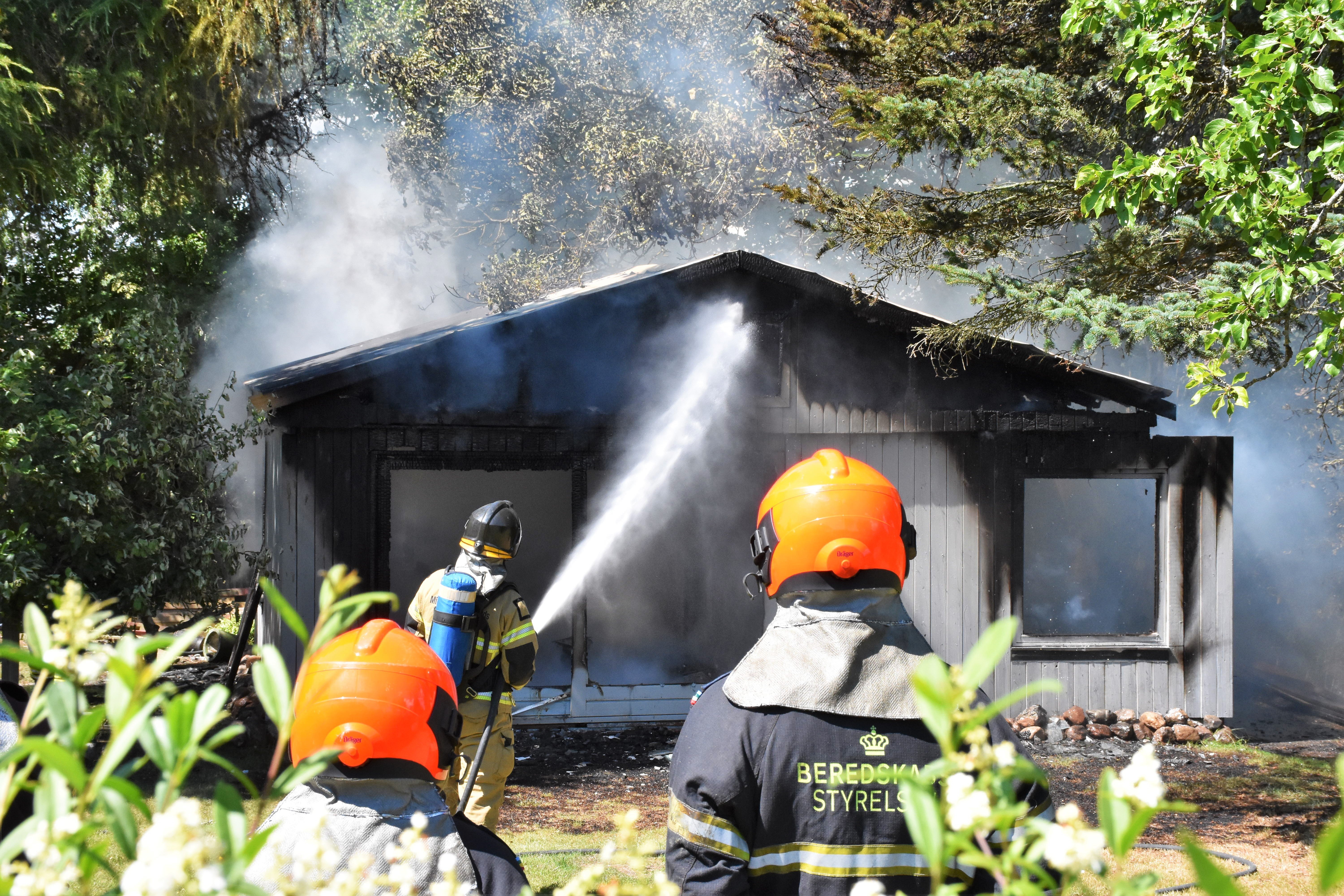 Det var angiveligt en påsat brand, da politi og brandvæsen tirsdag eftermiddag blev kaldt til et kolonihavehus i brand på Skovhøjen i Næstved. Presse-fotos.dk