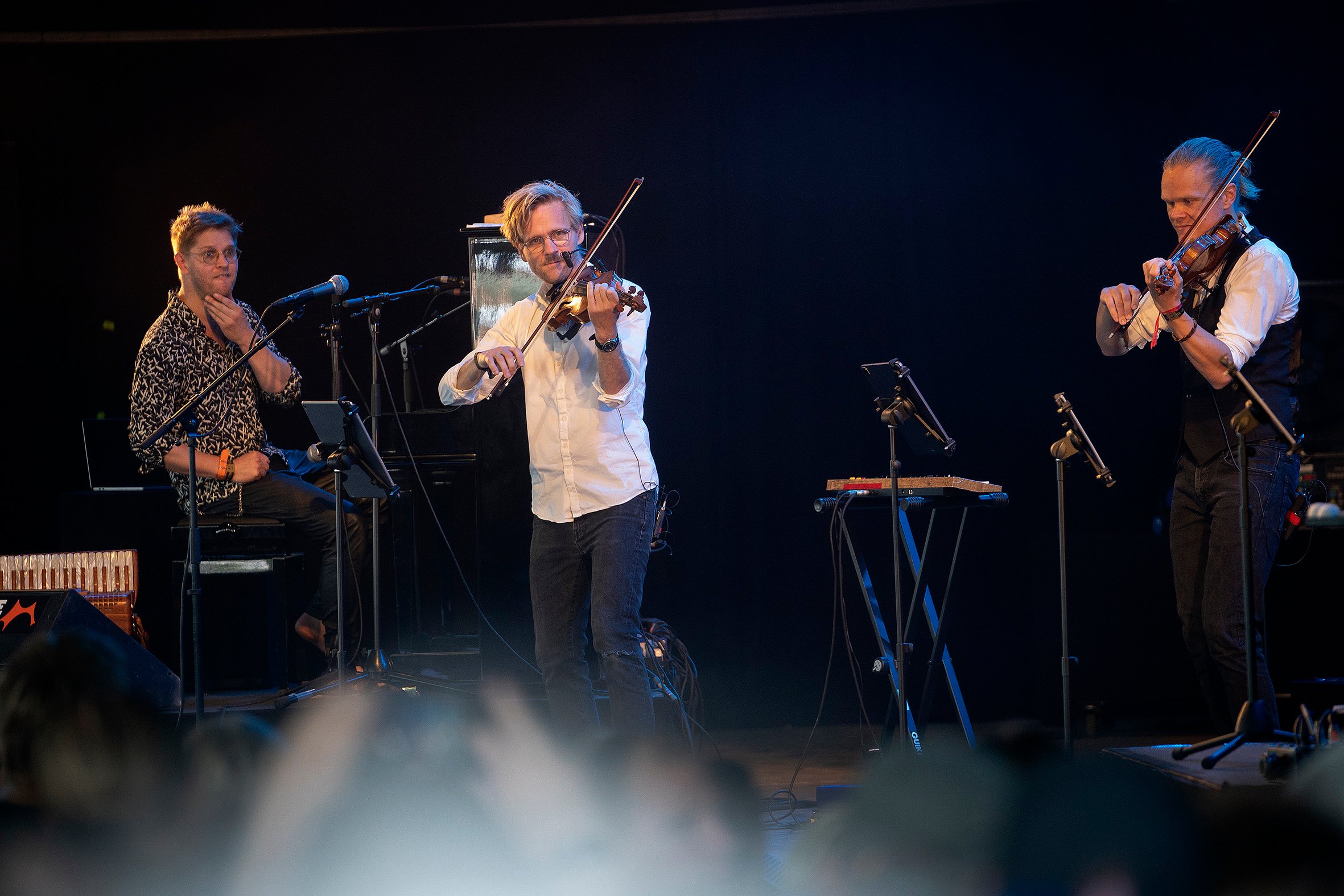 Violinisten Rune Tonsgaard Sørensen (midten) fra Roskilde er med i både Den Danske Strygekvartet og Dreamers' Circus, som sammen gav koncert på Roskilde Festival i 2022. Til venstre ses Nikolaj Busk fra Dreamers’ Circus, og til højre er det Frederik Øland fra strygekvartetten.